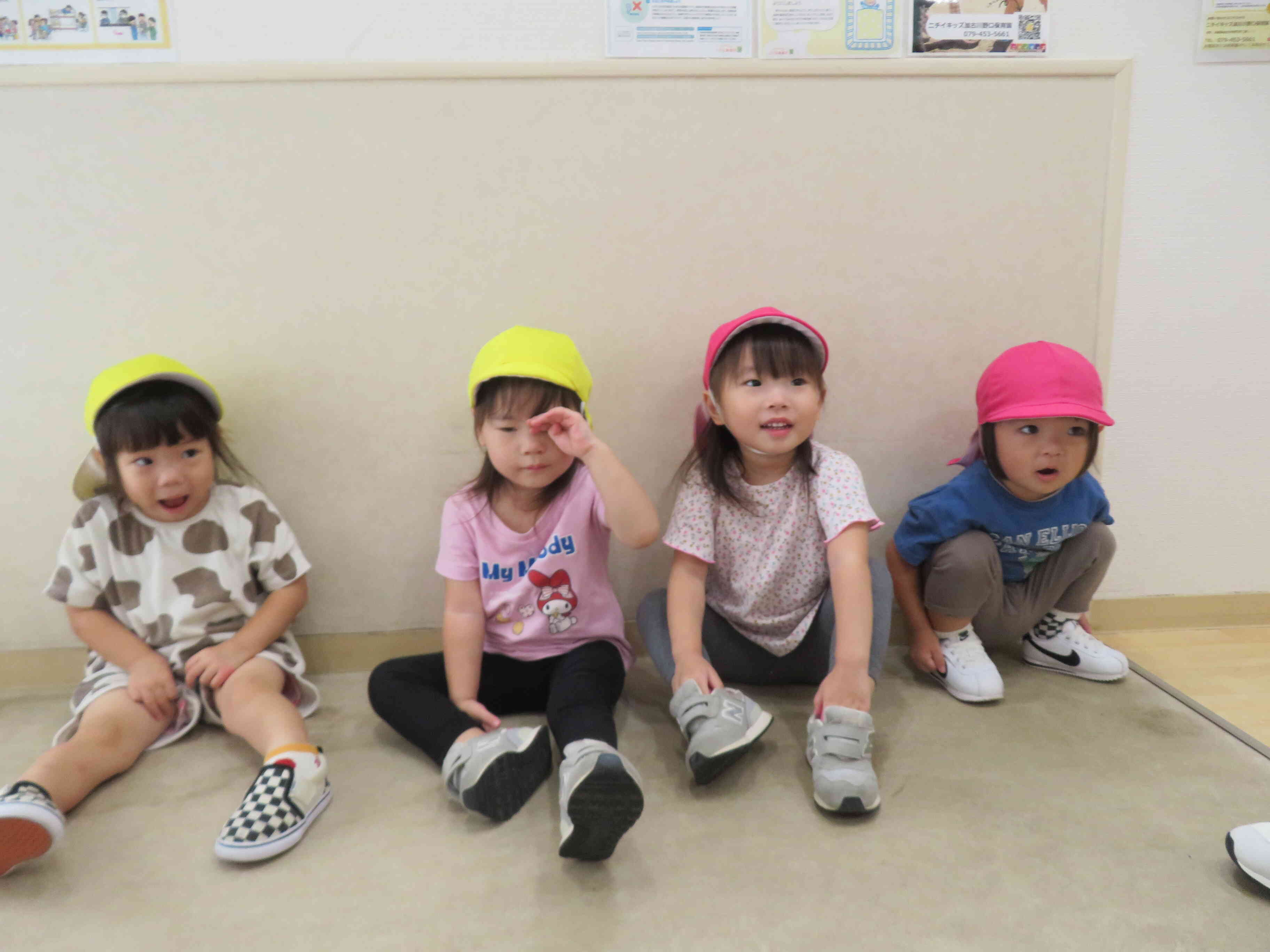 戸外に出るときは、先生のお話をしっかり聞いてます。