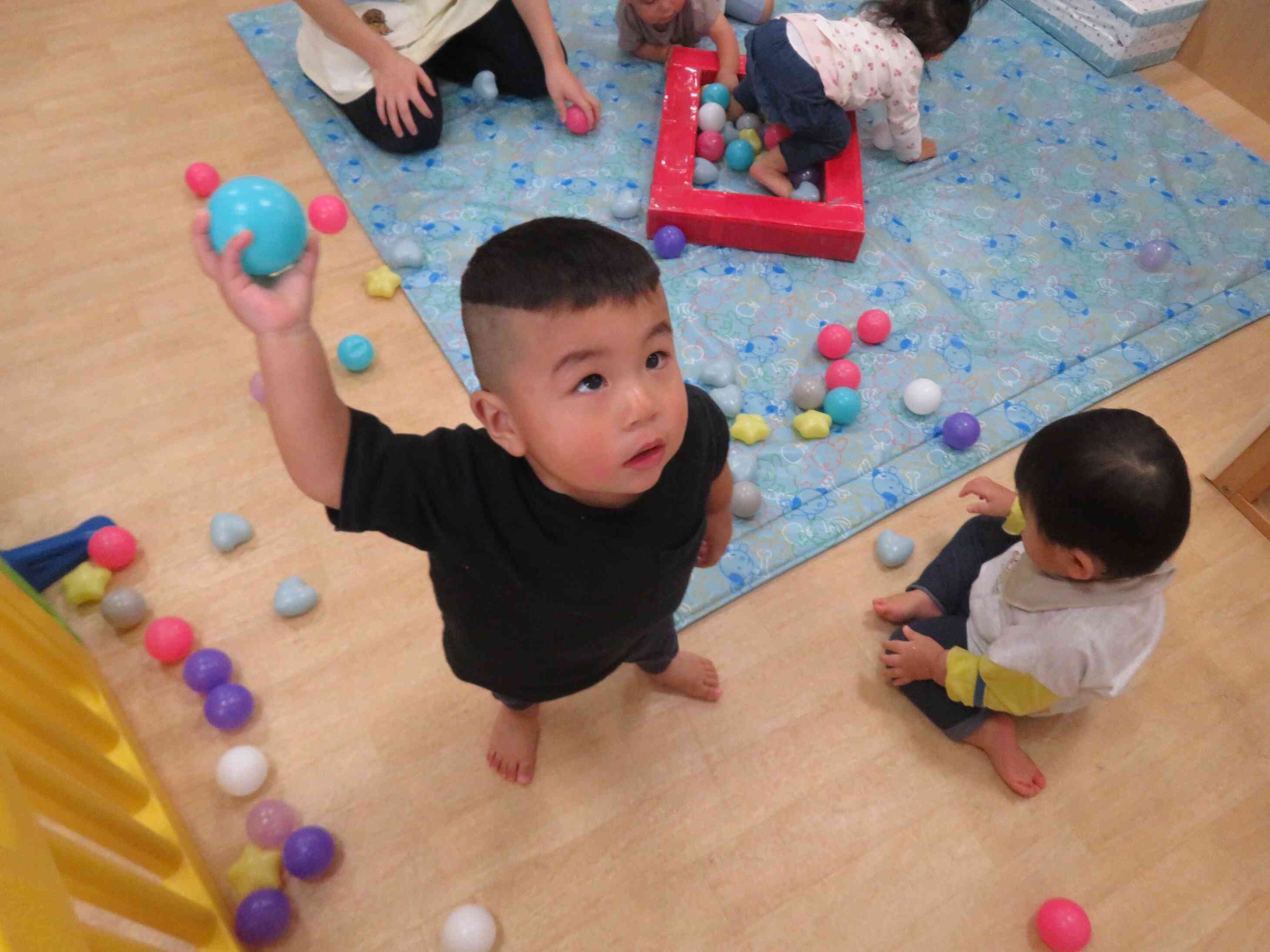 壁にいるドーナツどろぼうに的あてするぞ！！