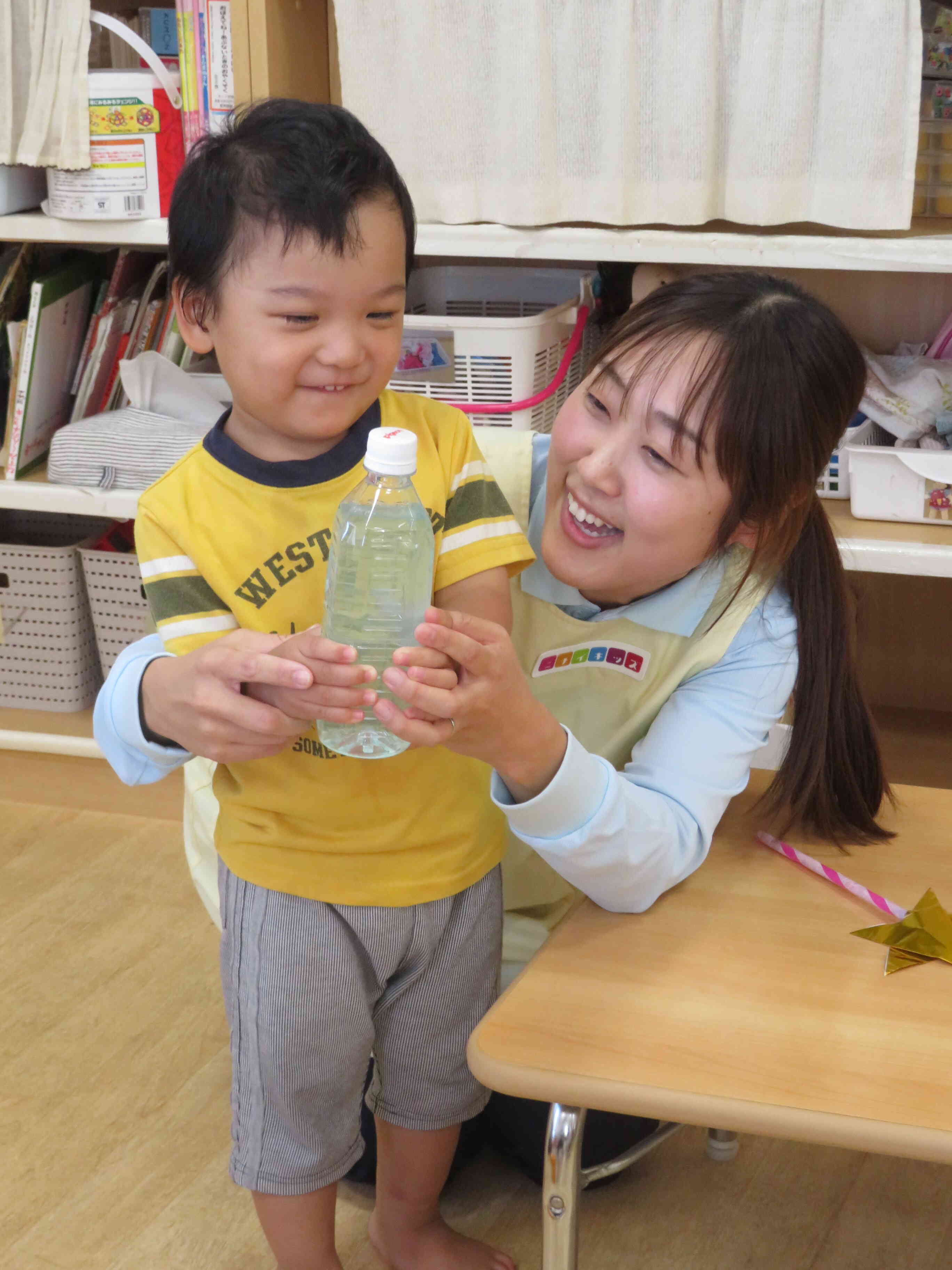 フリフリ～何味のジュースかな？