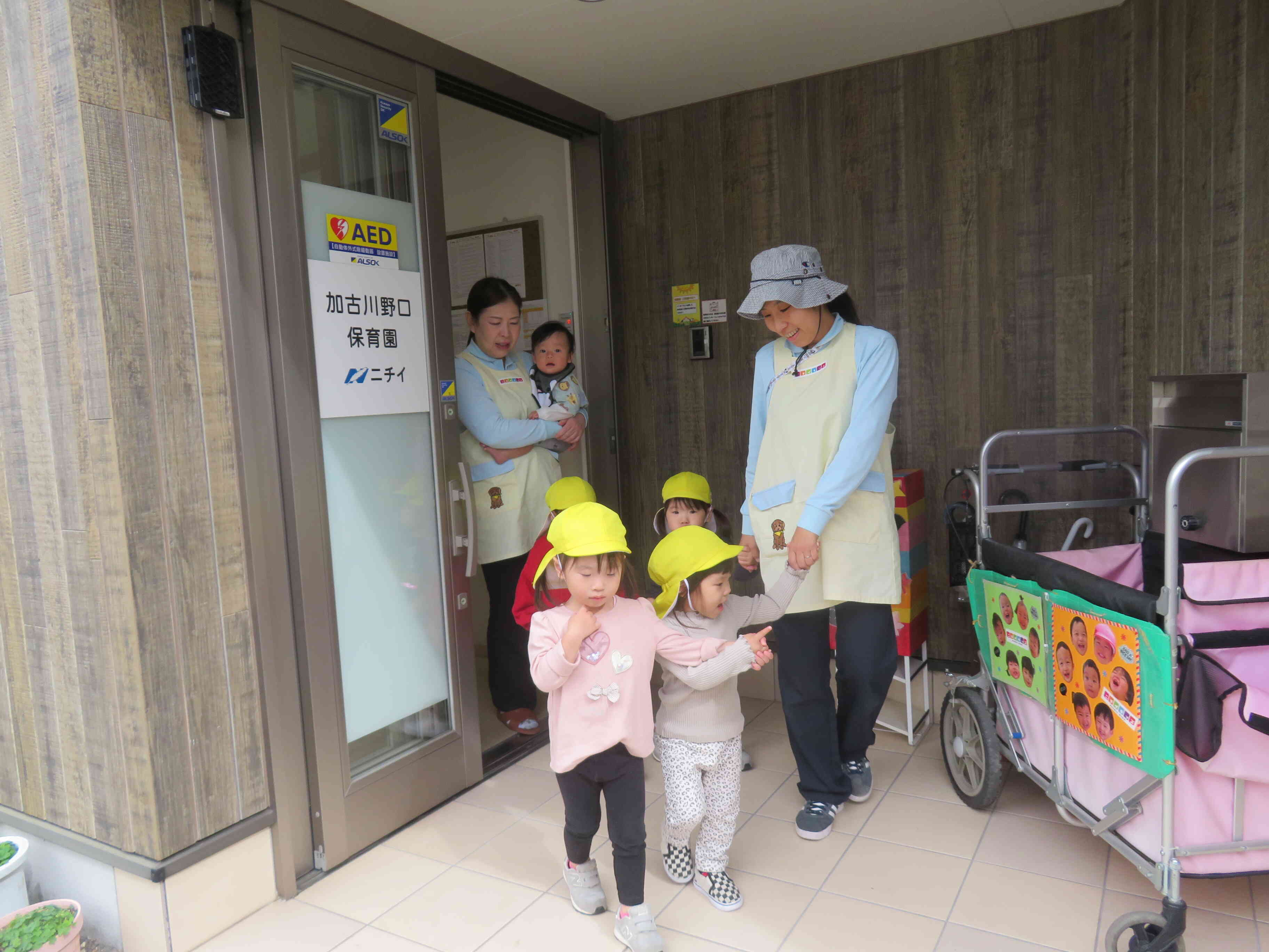 「広場に行ってきま～す！」「気をつけていってらっしゃ～い」