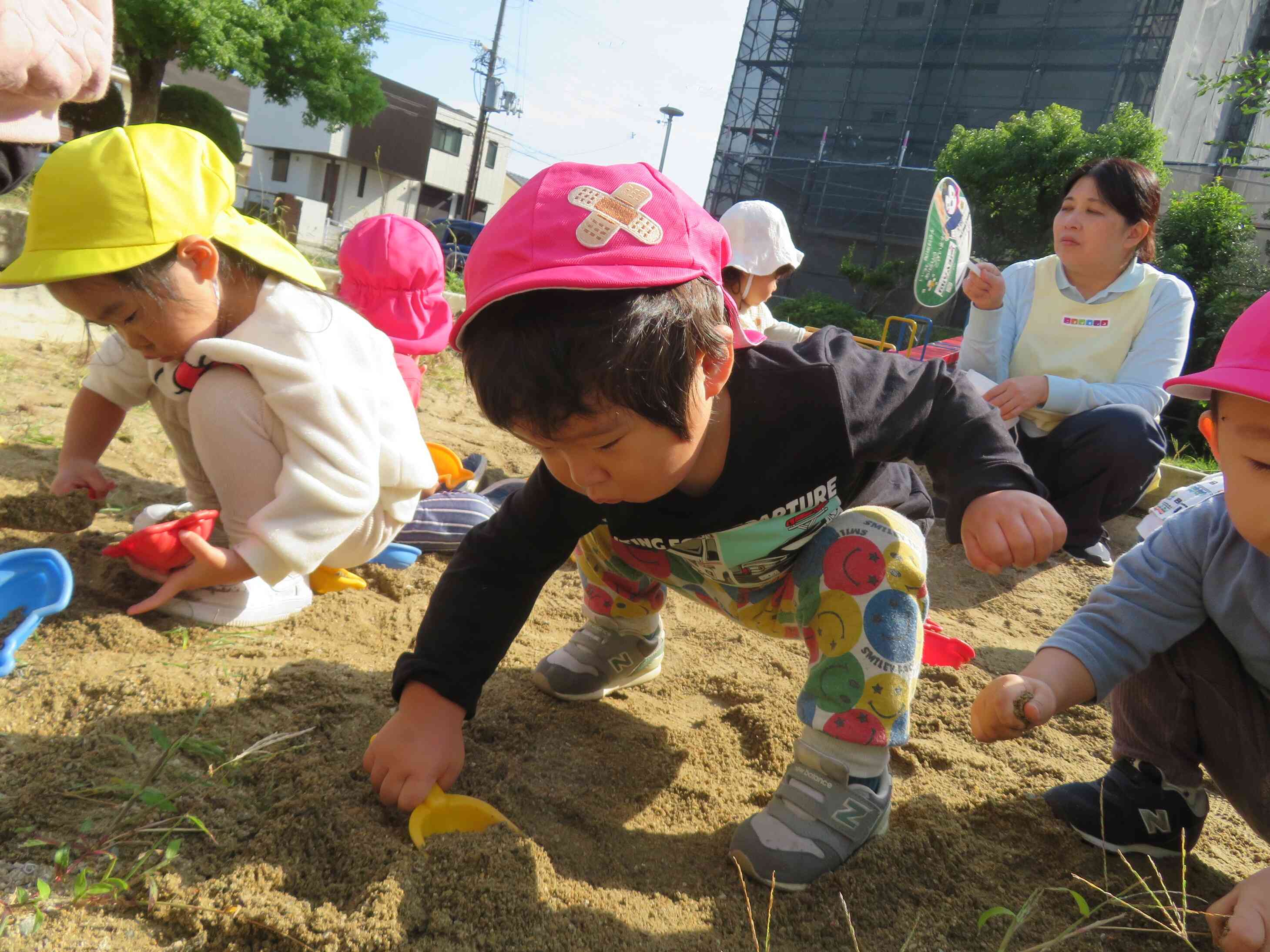 砂遊びに夢中！