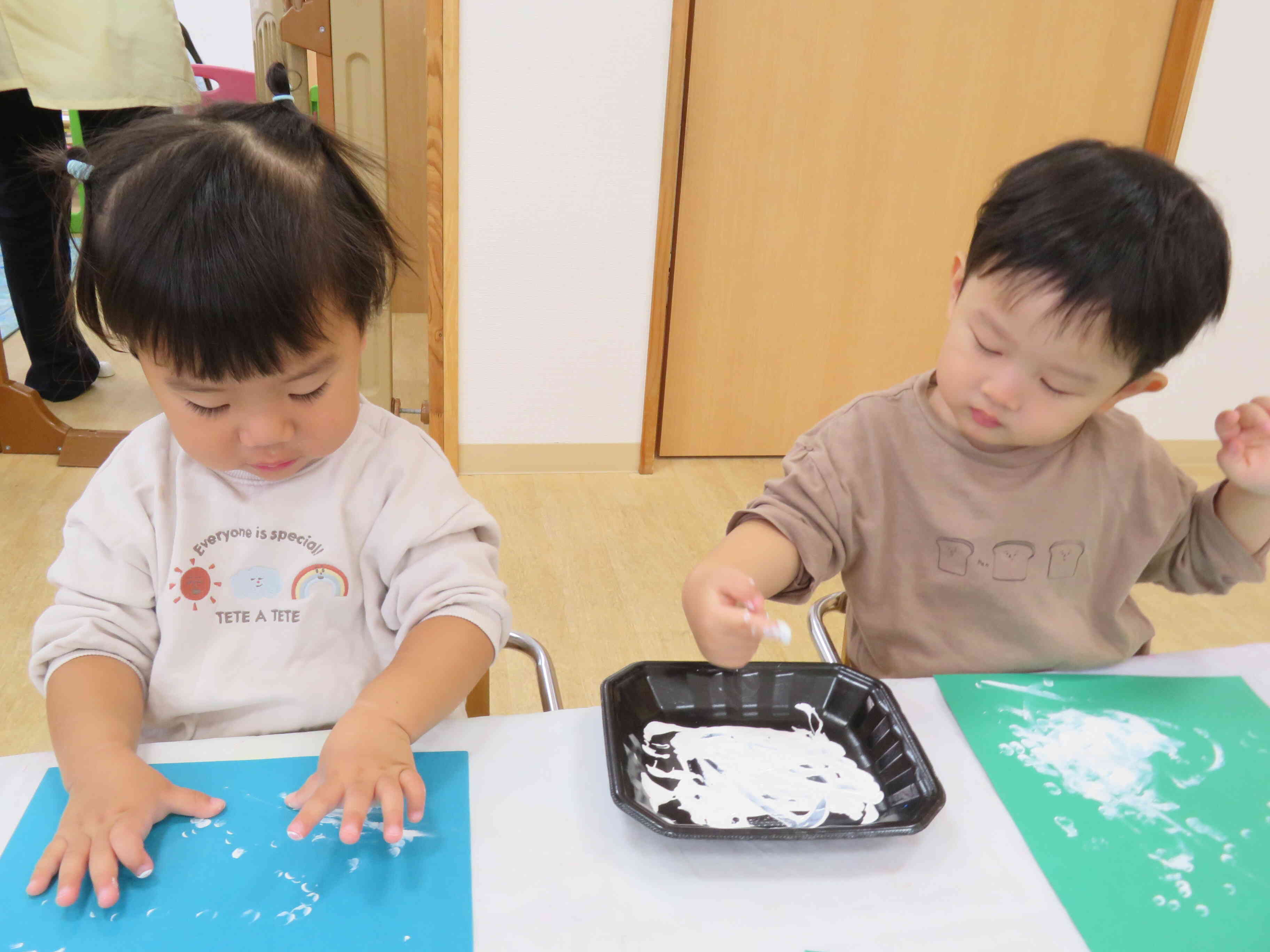 ちょんちょん、ぺたぺた…