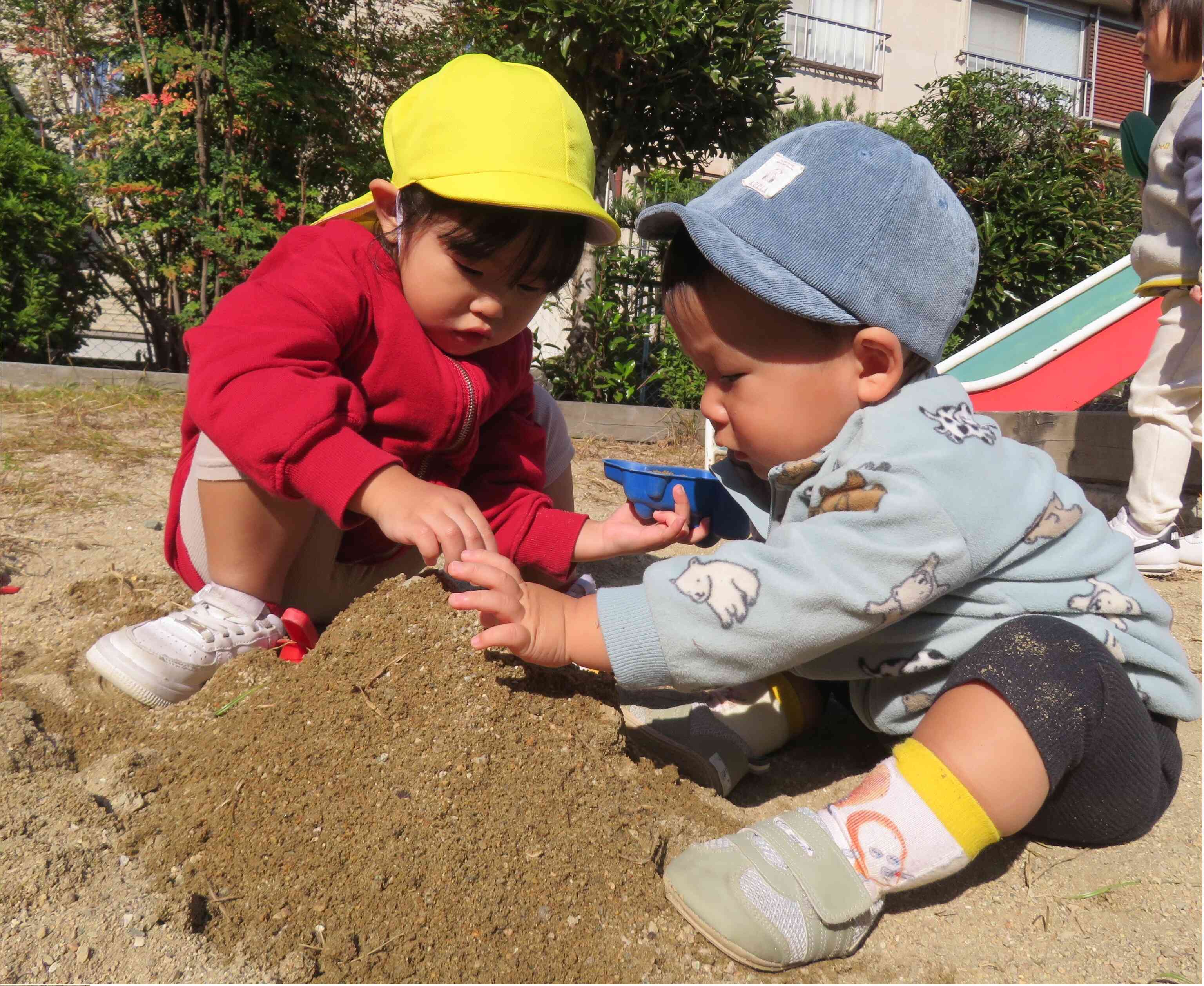 お山作りに夢中！