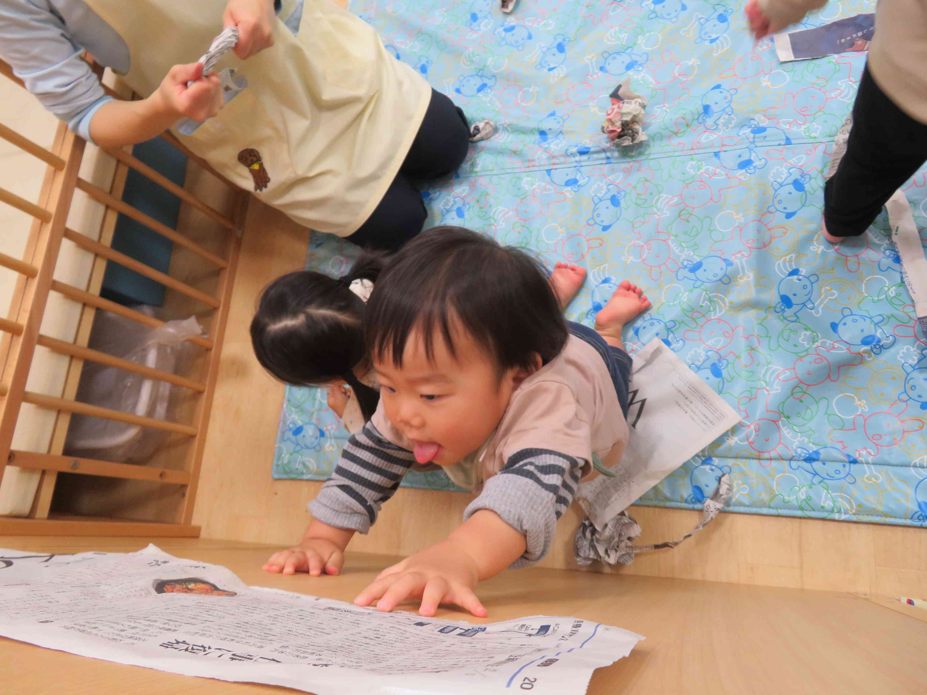 新聞紙遊びに夢中です！