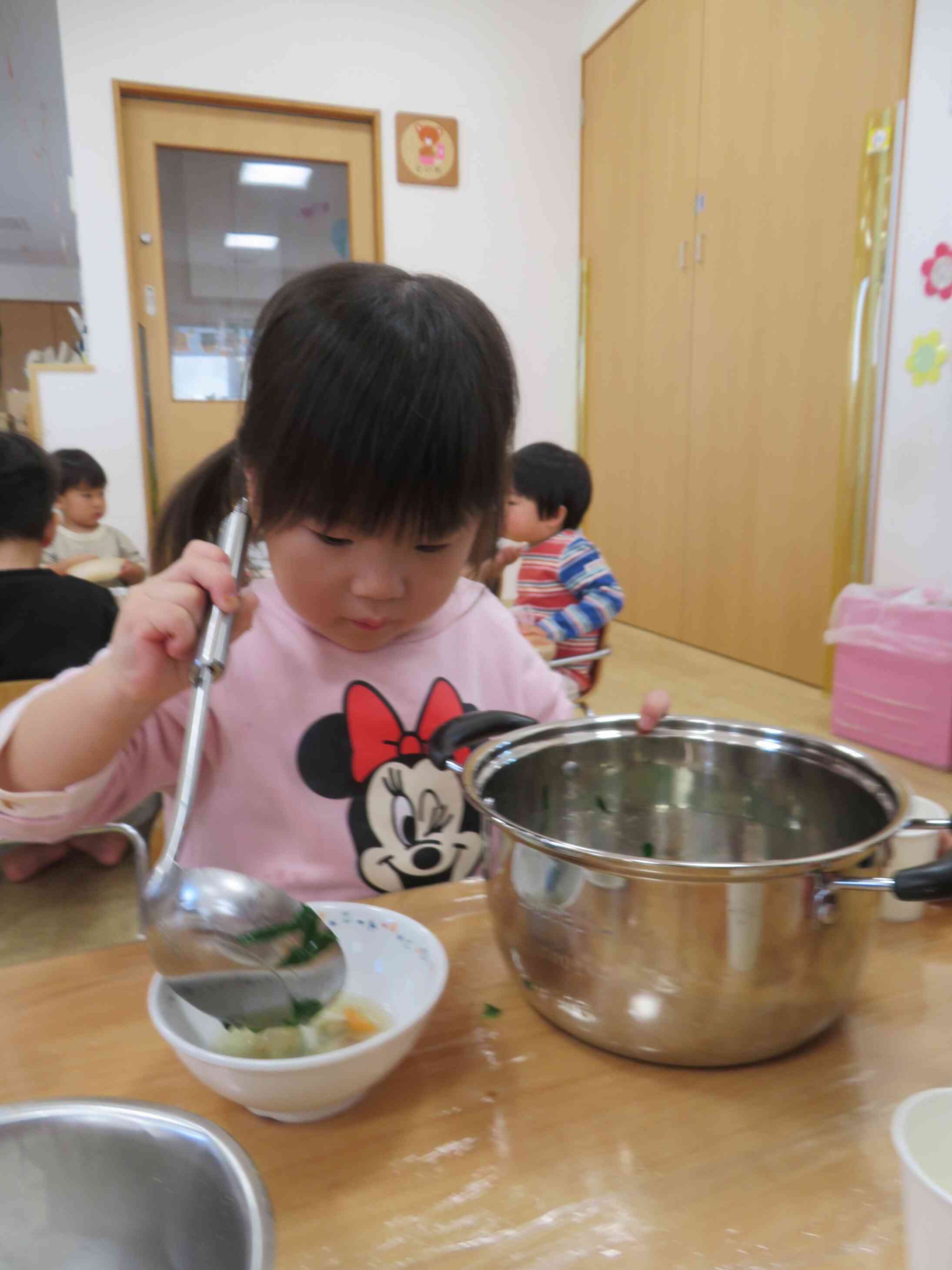 こぼさないように、そ～っといれるよ。