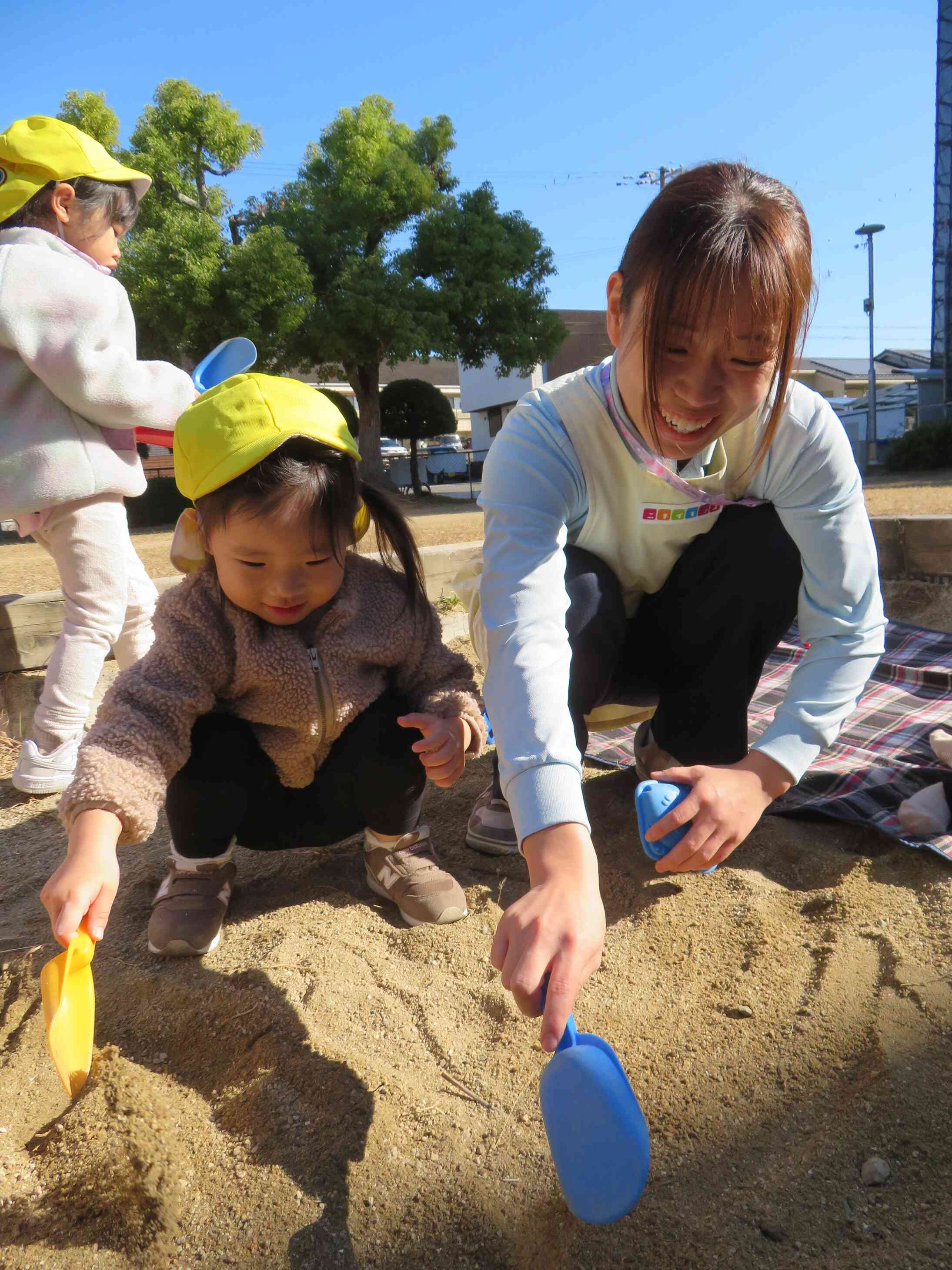 先生とおしゃべりしながら砂遊び☆
