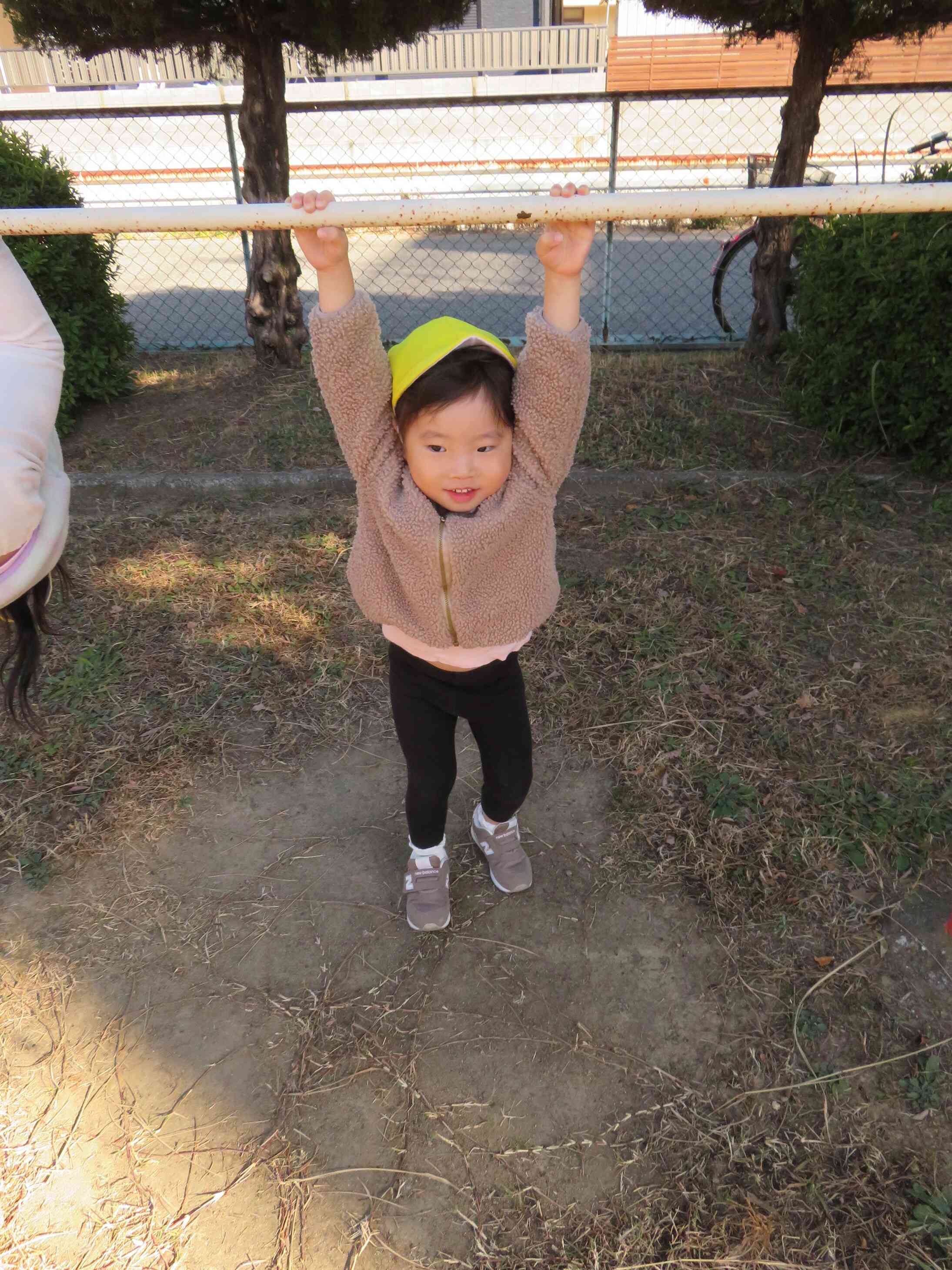 いつのまにか鉄棒に届くくらい身長も伸びて、、、大きくなったね！！『ぶらぶらぶらさがるよ～。』