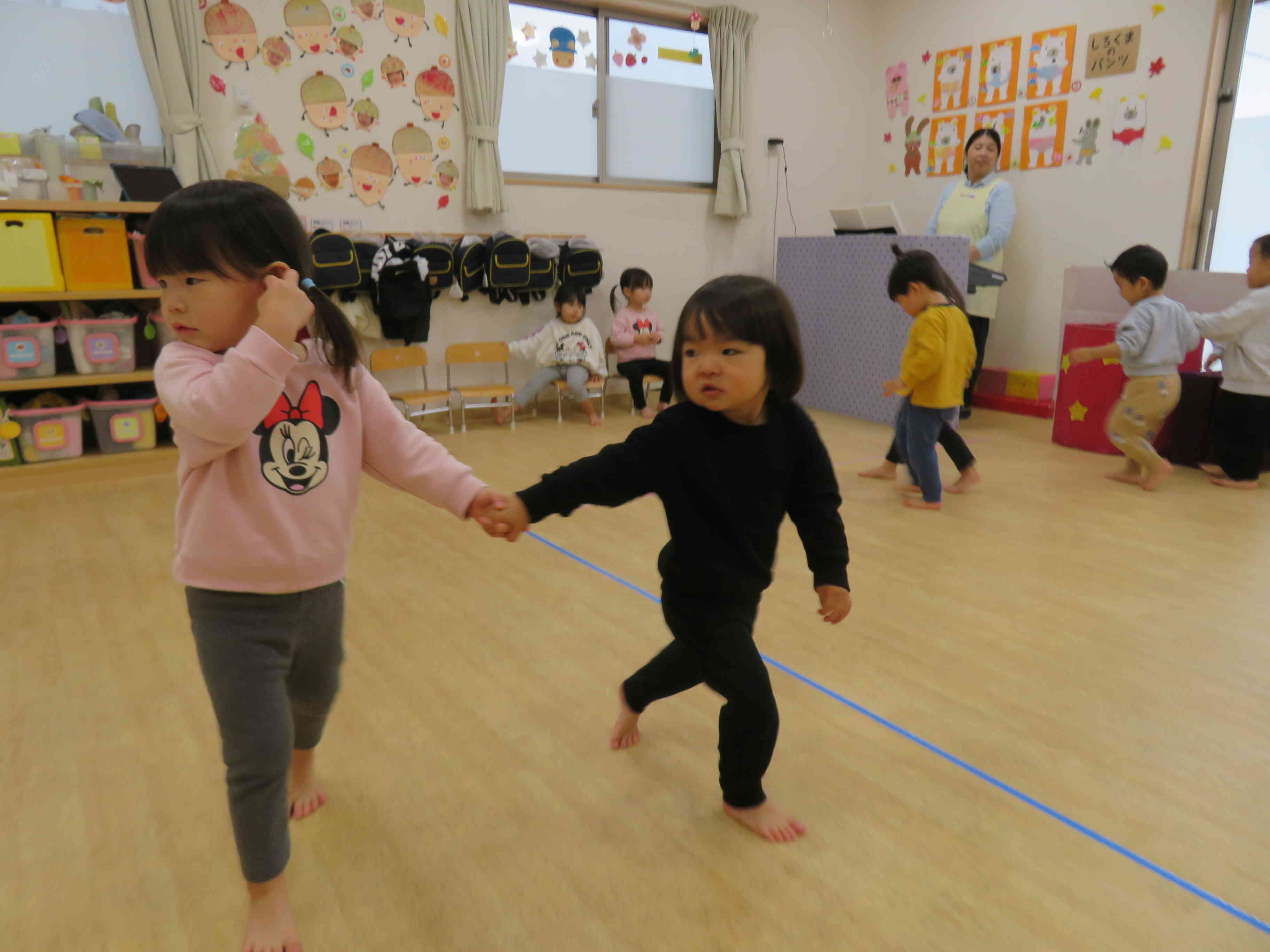 ピアノに合わせて、いちに♪いちに♪