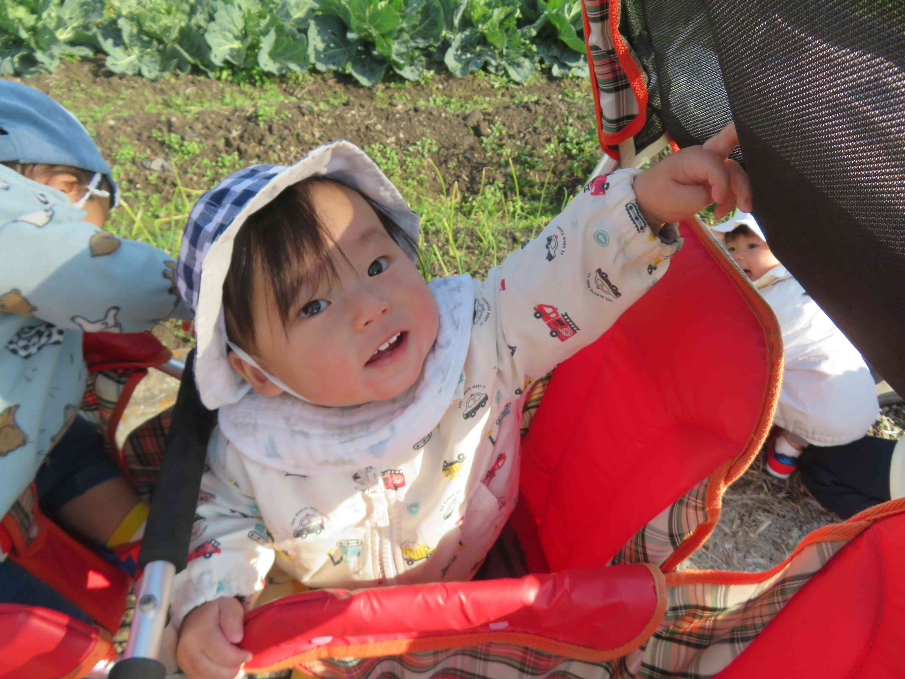 見て！飛行機飛んでるよ☆