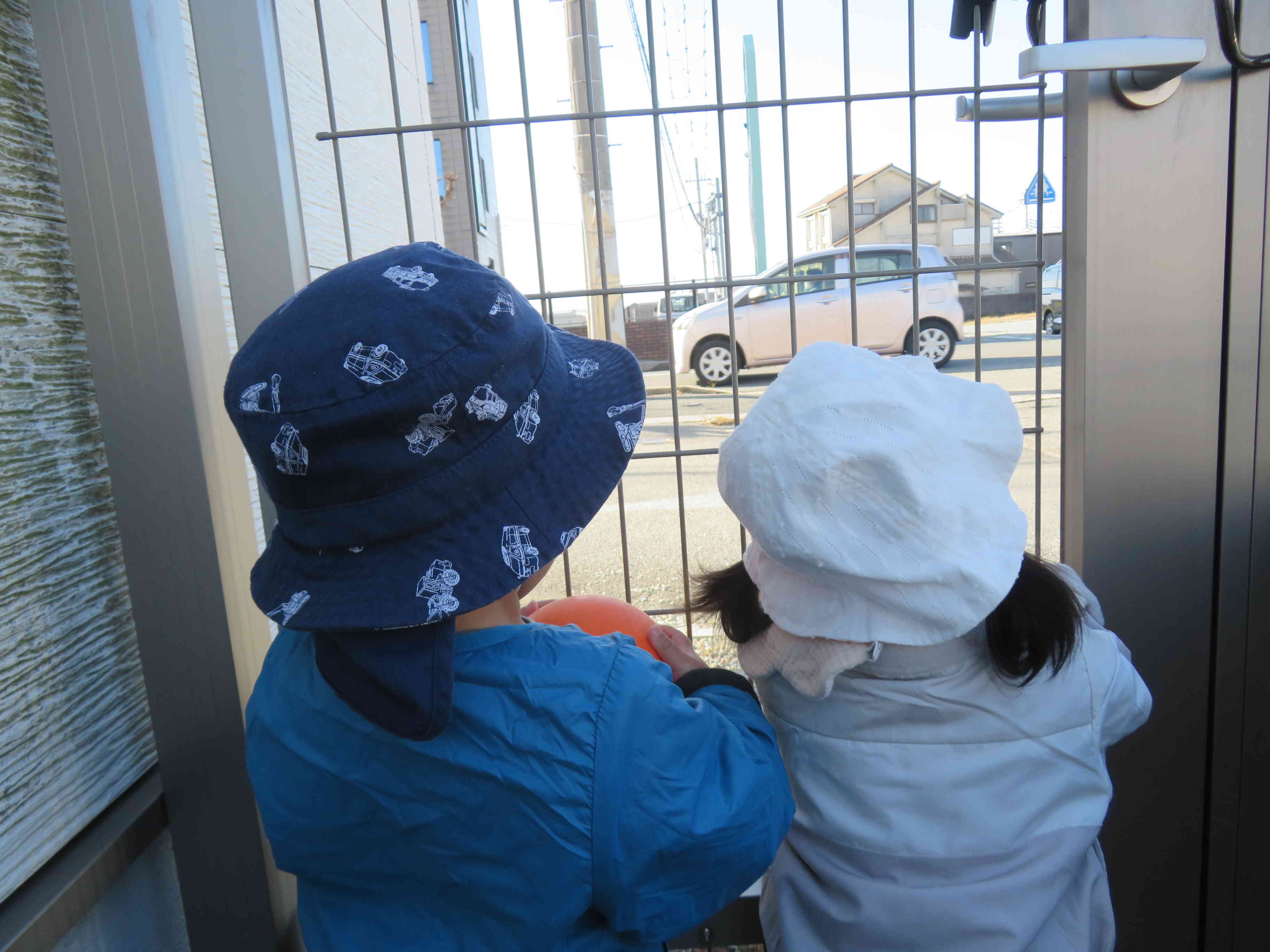 ブーン…車が通ります…