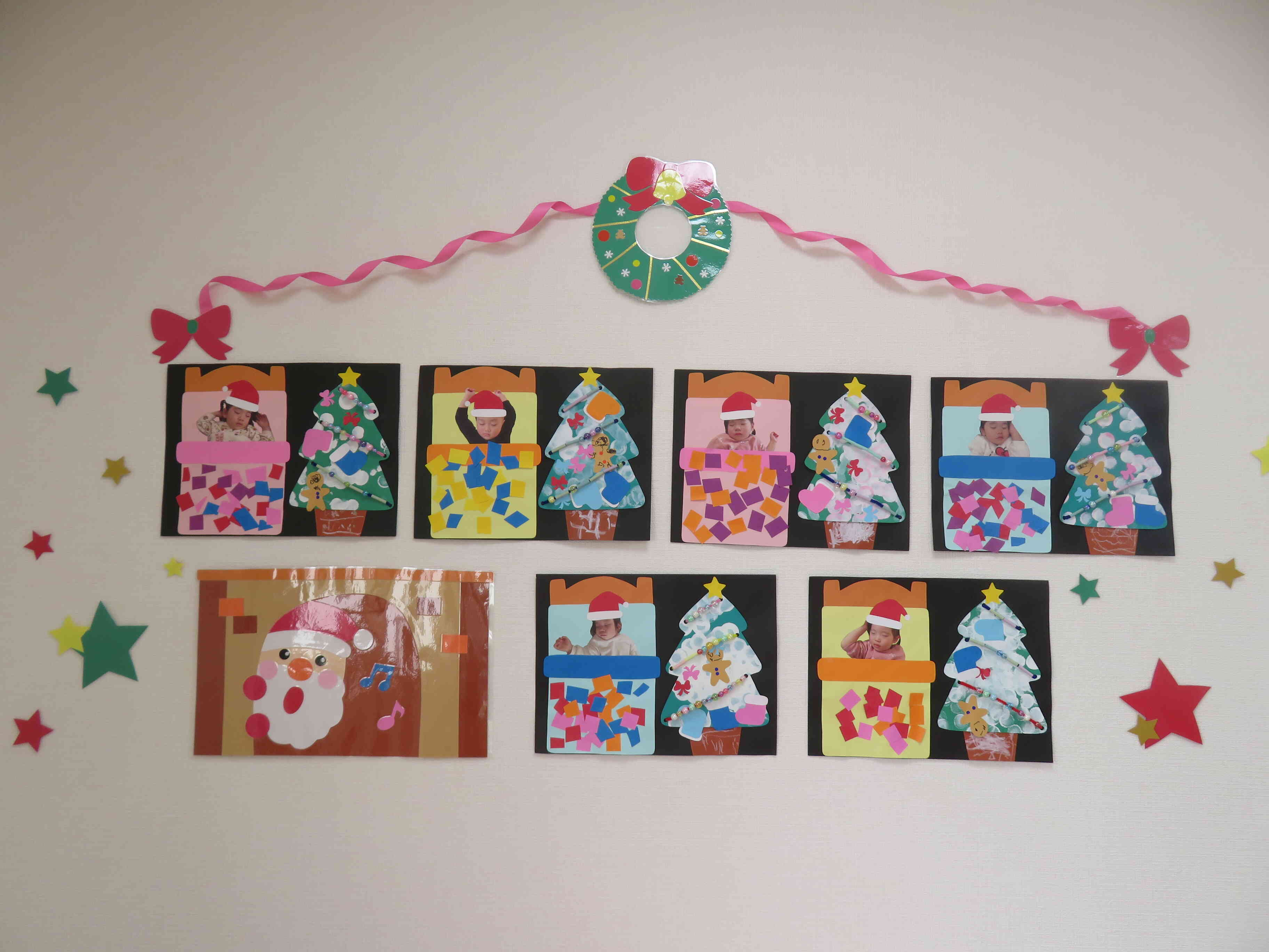 12月の壁面（うさぎぐみ）です。ツリーの横でスヤスヤ眠っているよ。サンタさんプレゼント運んできてくれるかなぁ♡いい夢見てね。