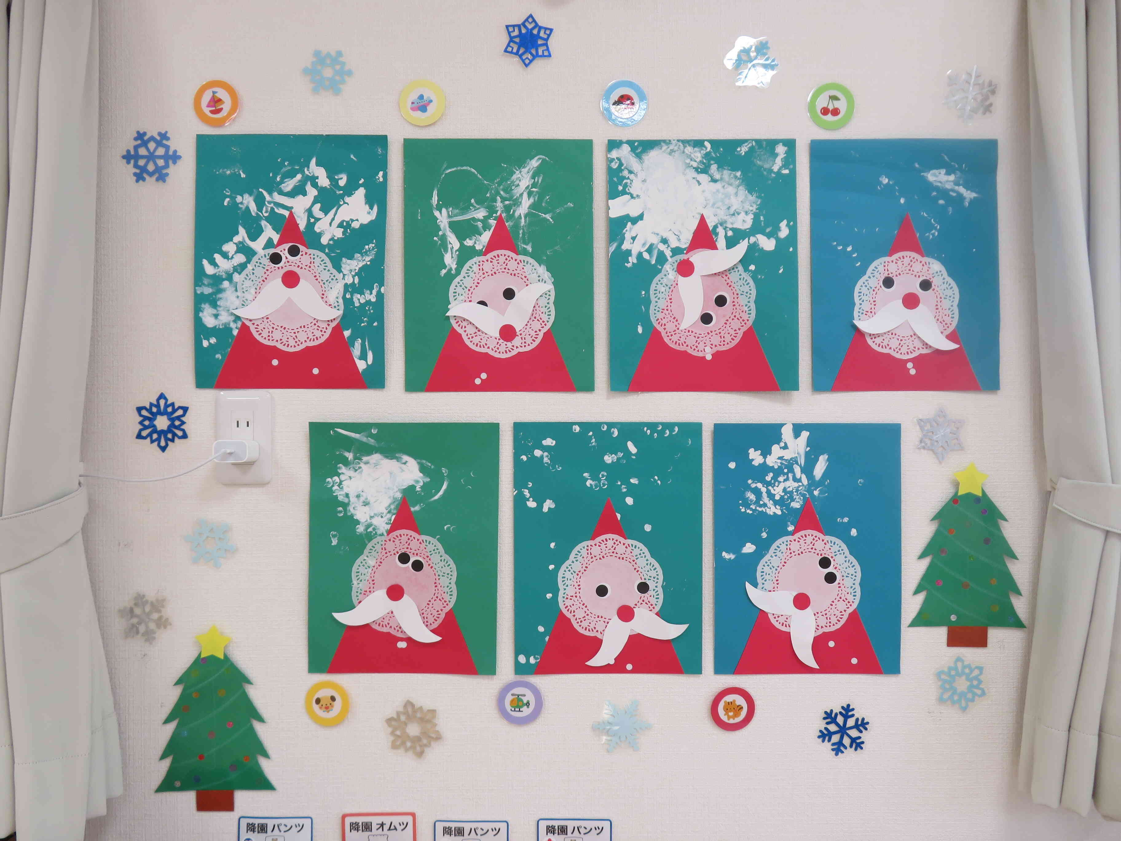 12月の壁面です（あひるぐみ）です。おひげが特徴あるサンタさんです☆保育園での子どもたちの様子をず～っと見てくれているみたいだね。