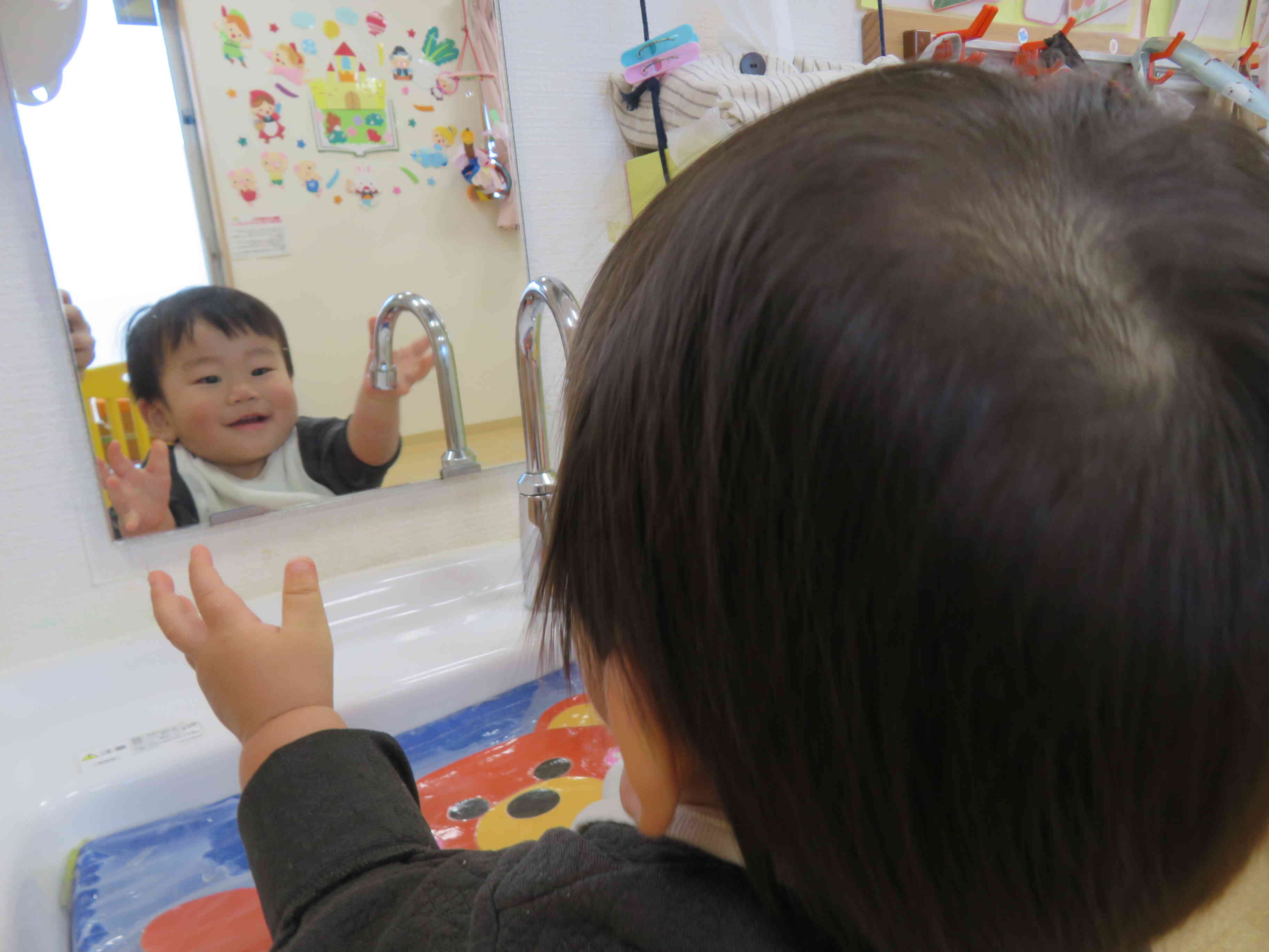 鏡の中のぼく、やっほ～！