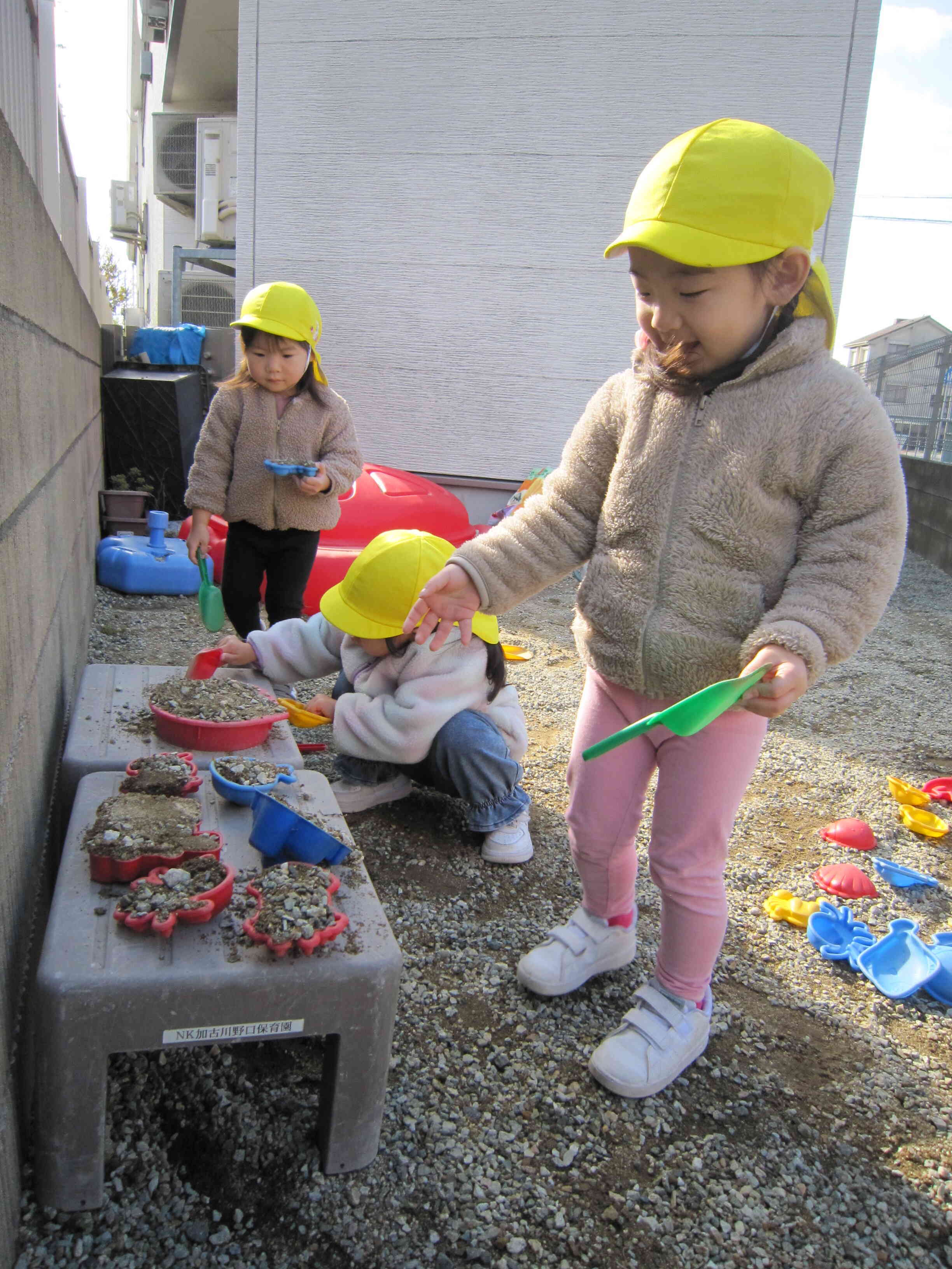 うさぎぐみは、戸外でおままごと。フルコースみたい！誰にごちそうするのかなぁ？