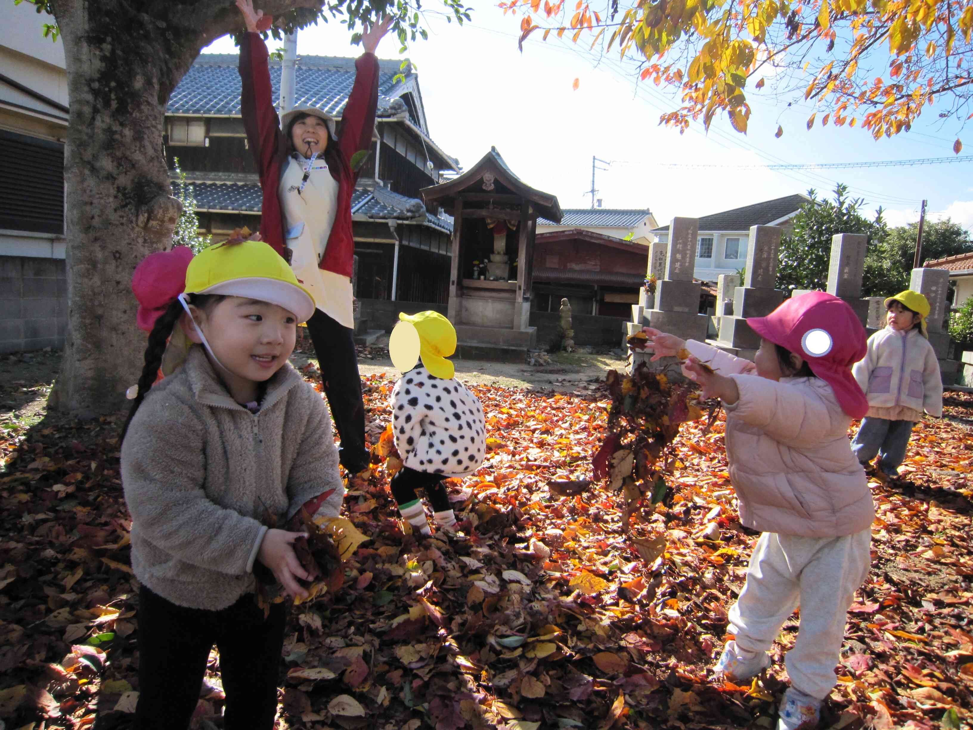 落ち葉シャワ～！