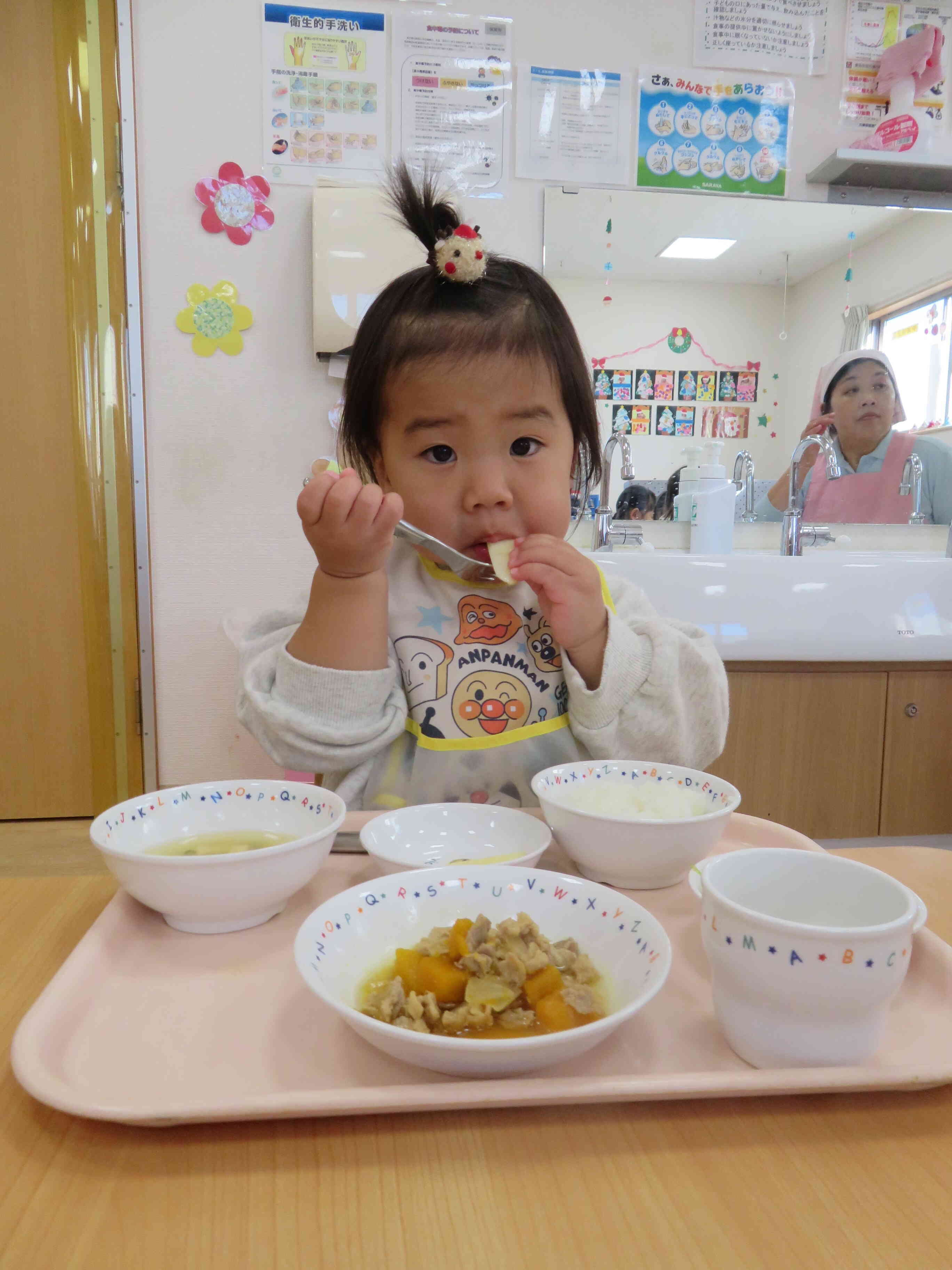 給食美味しいな♬苦手なものも頑張って食べるよ。