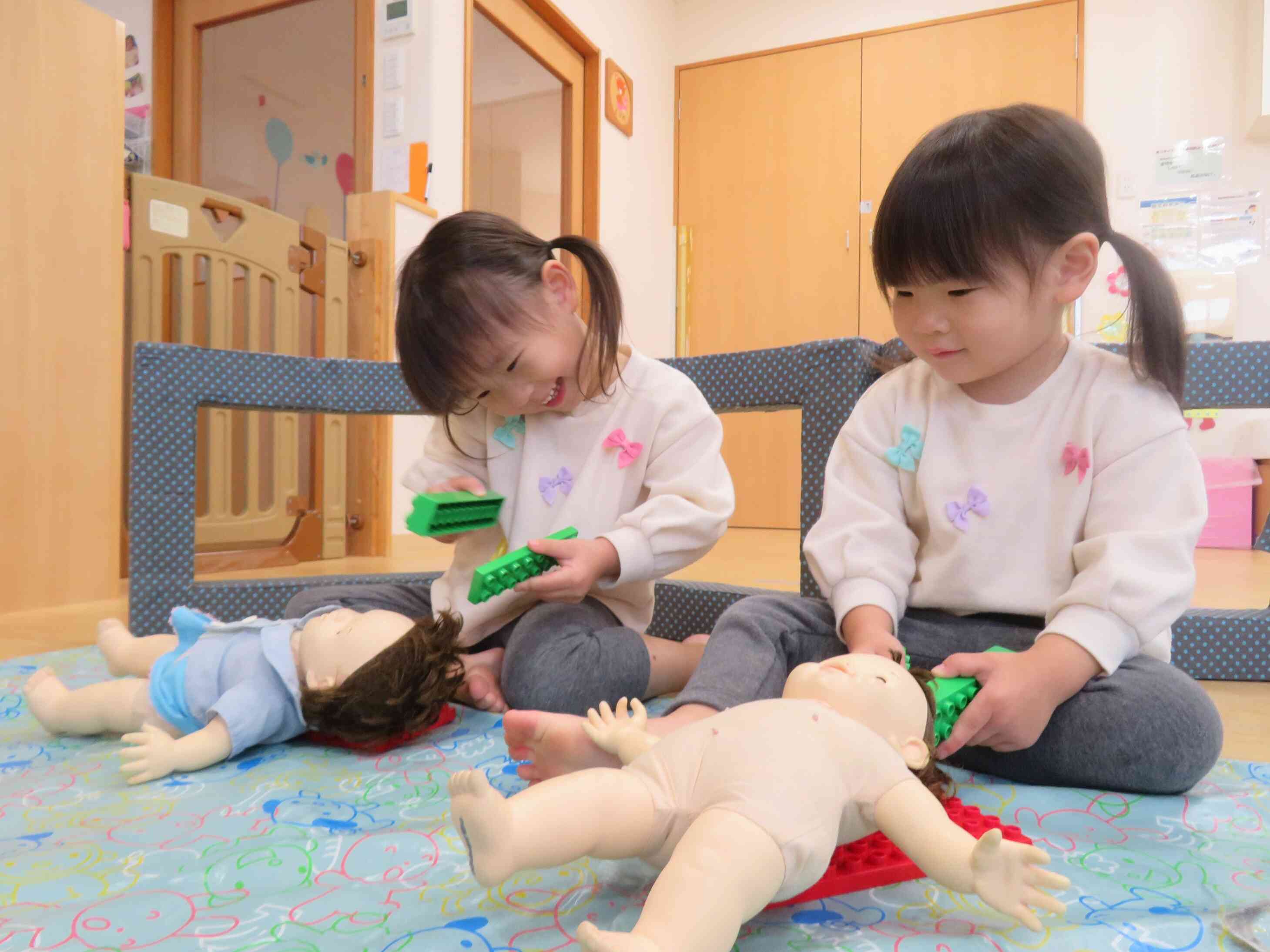 ブロックをヘアアイロンに見立てて、サロンをオープン☆