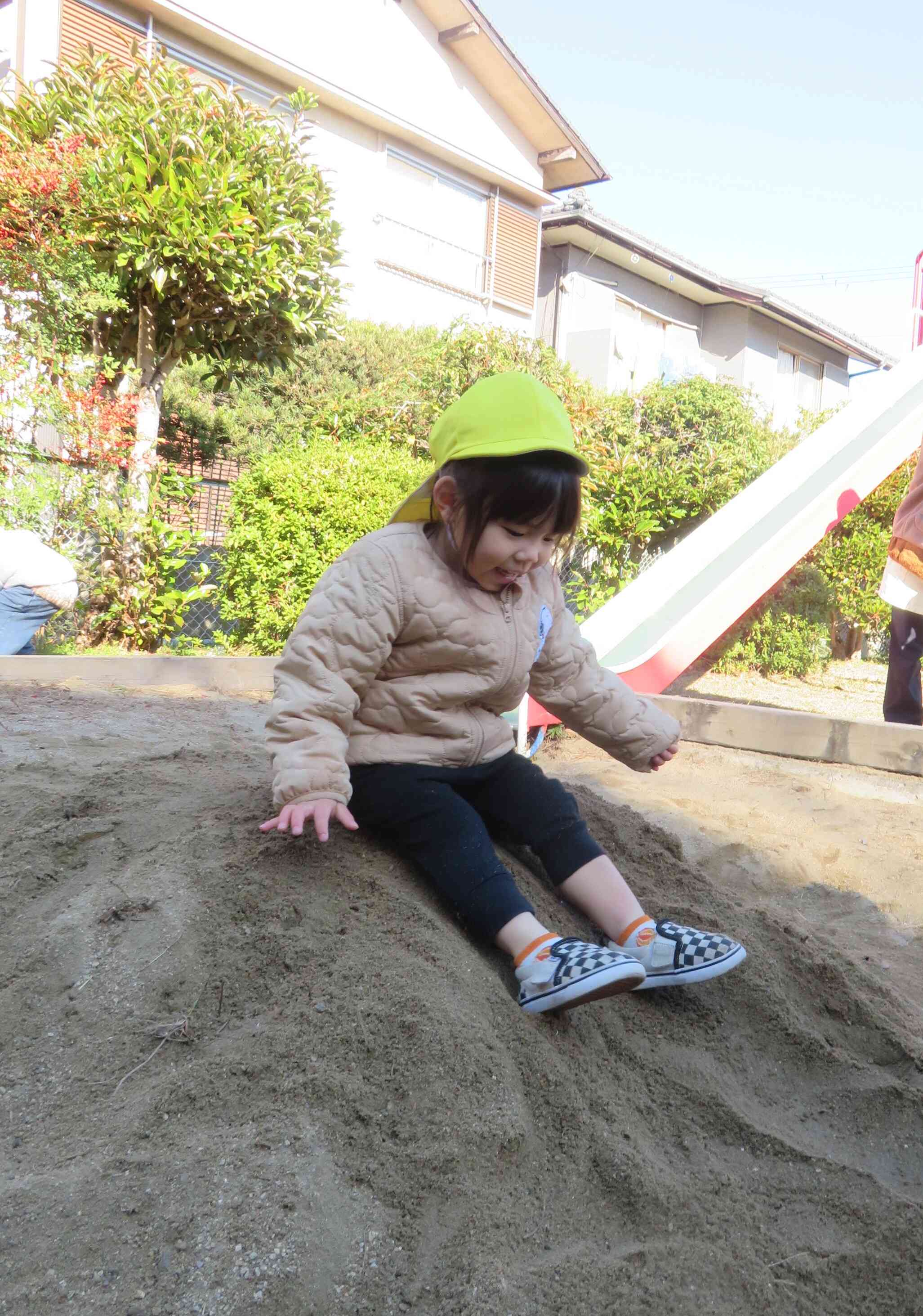 滑り台が砂場に！！