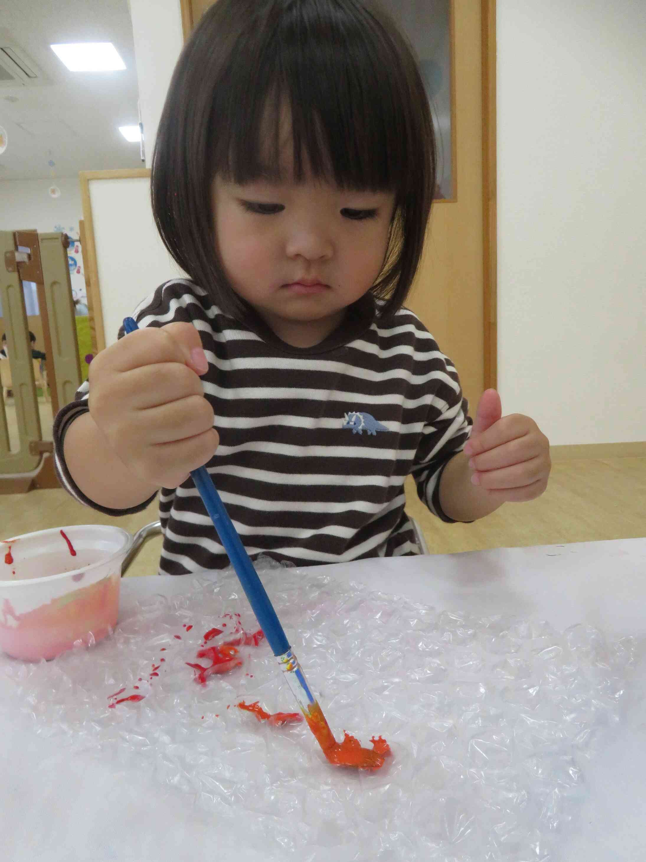 プチプチに絵の具を塗って…♩