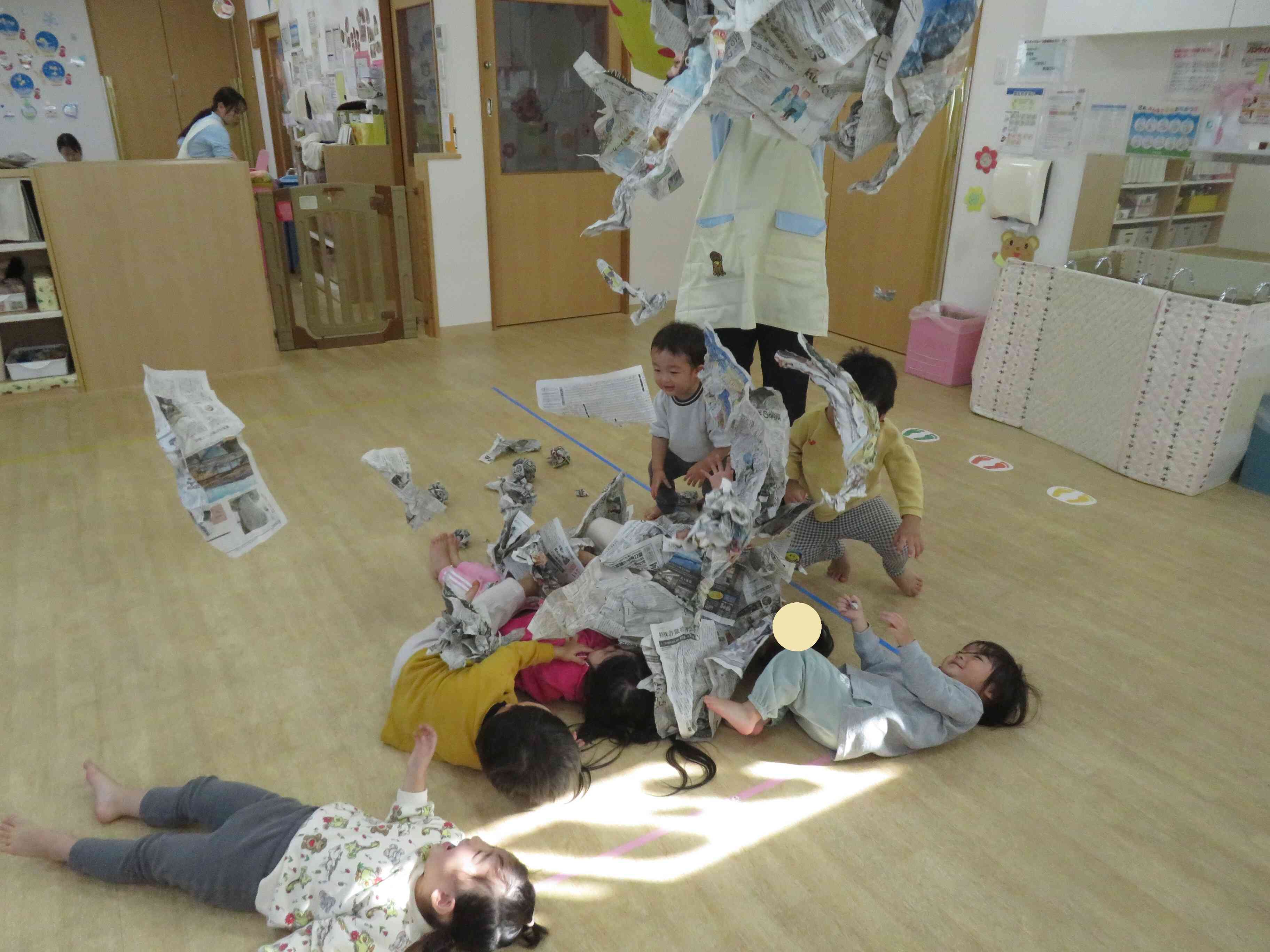 新聞紙シャワーだ～！！