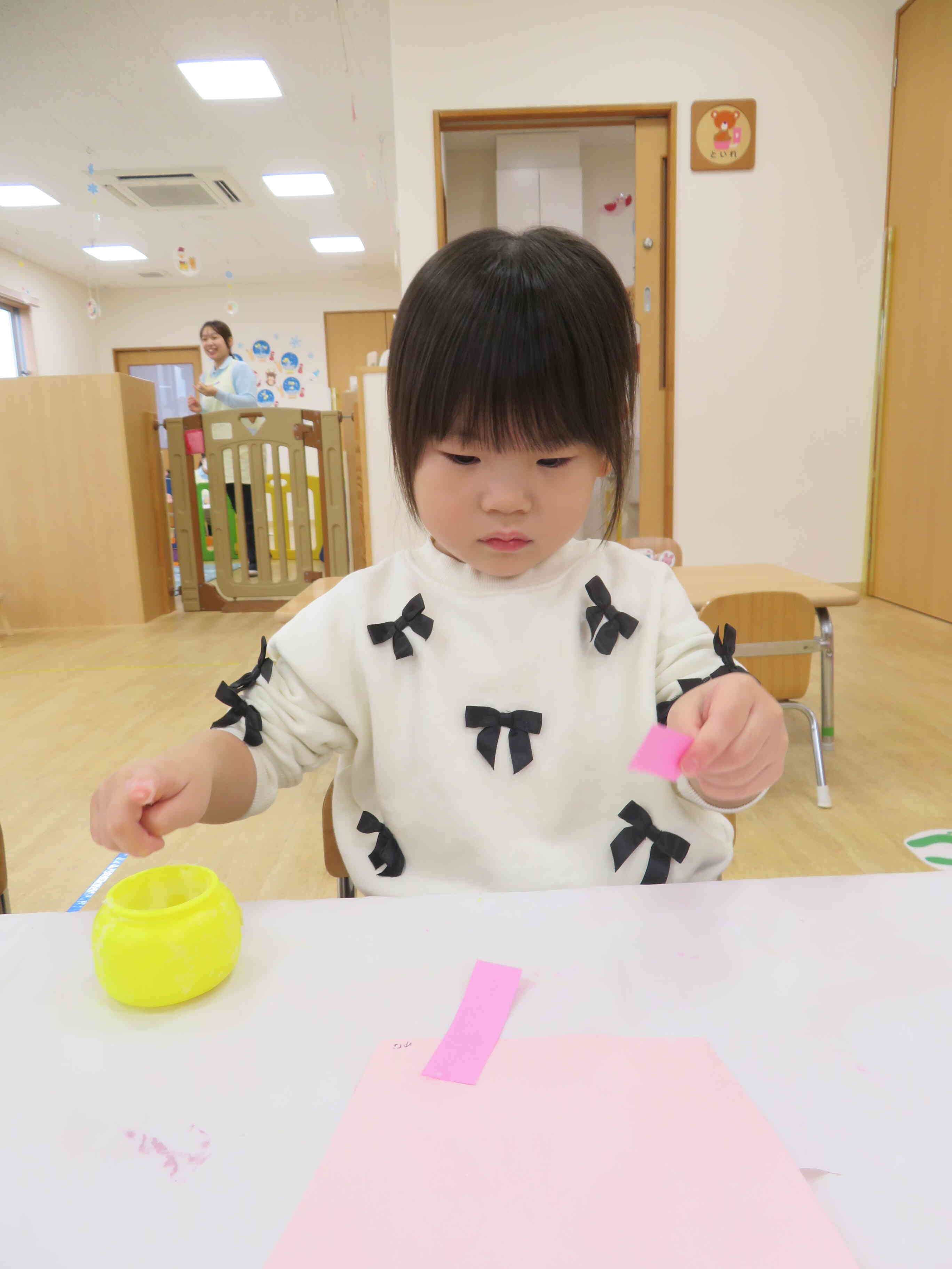 のりを使って凧の製作中♡