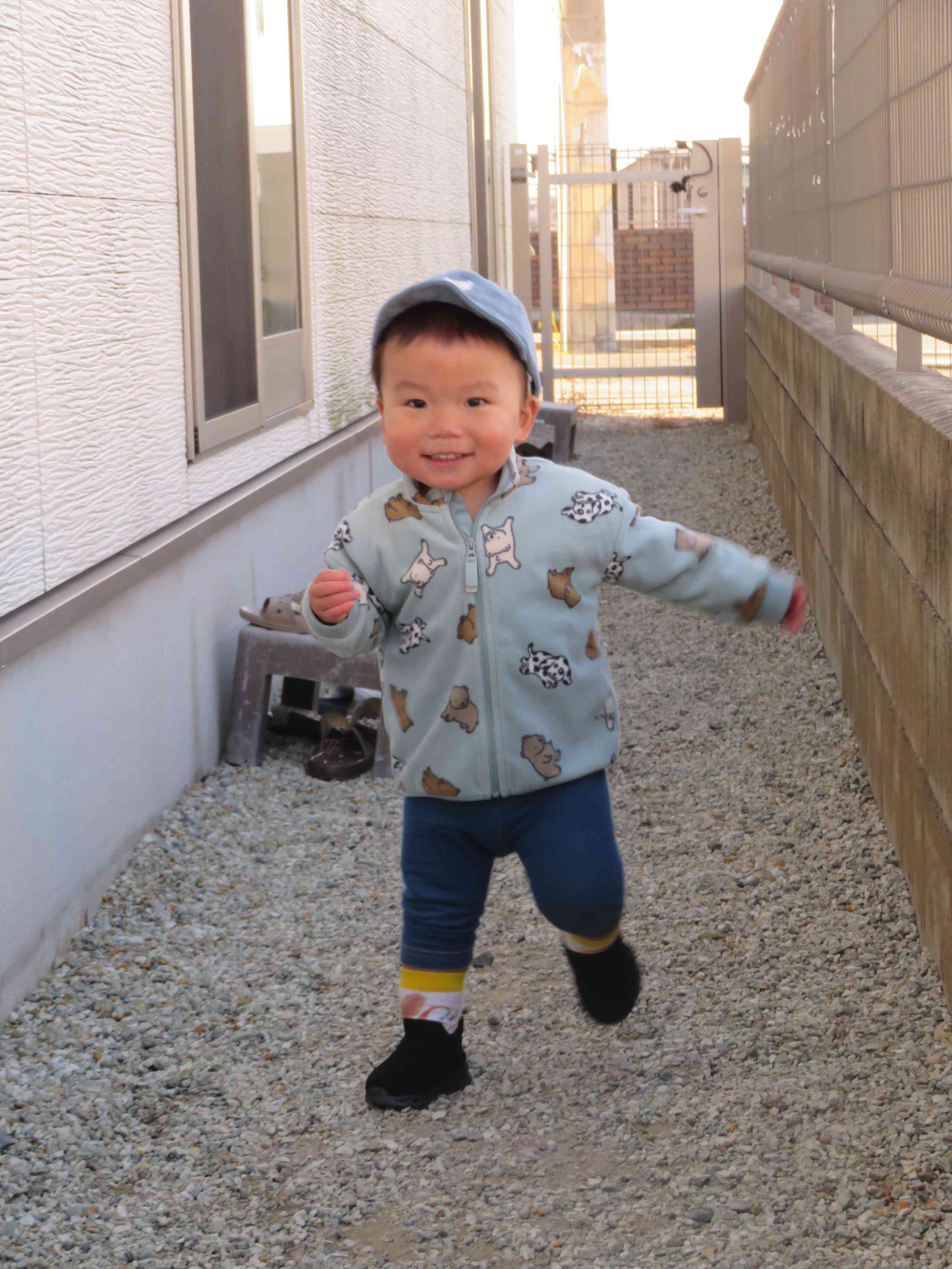 砂遊びにちょっぴり飽きたら、かけっこ！行ったり来たりと体がポカポカ☆暑くなったよ！