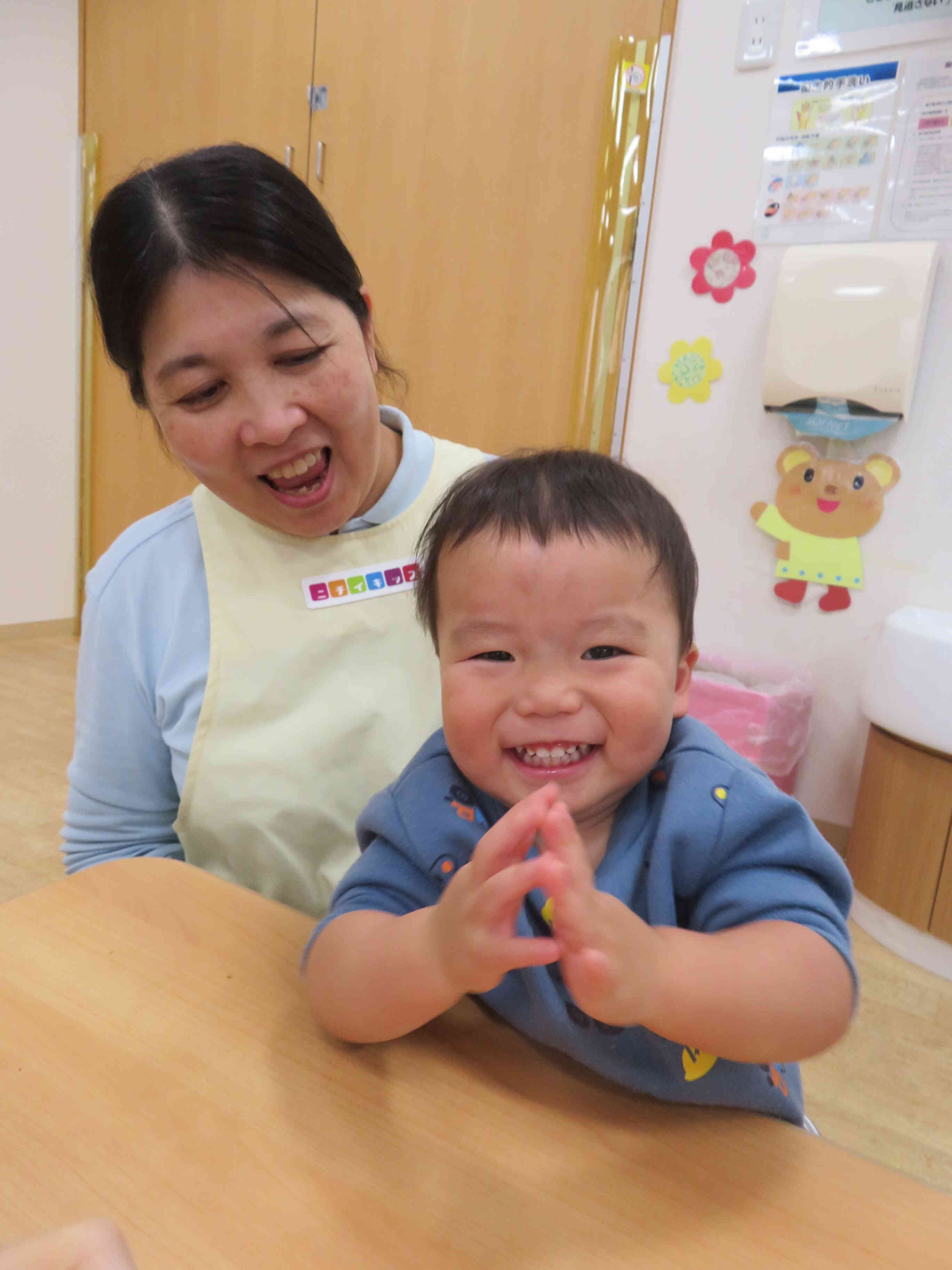 お手伝いをしたら、先生に褒められよ！自分でも拍手をしちゃった★