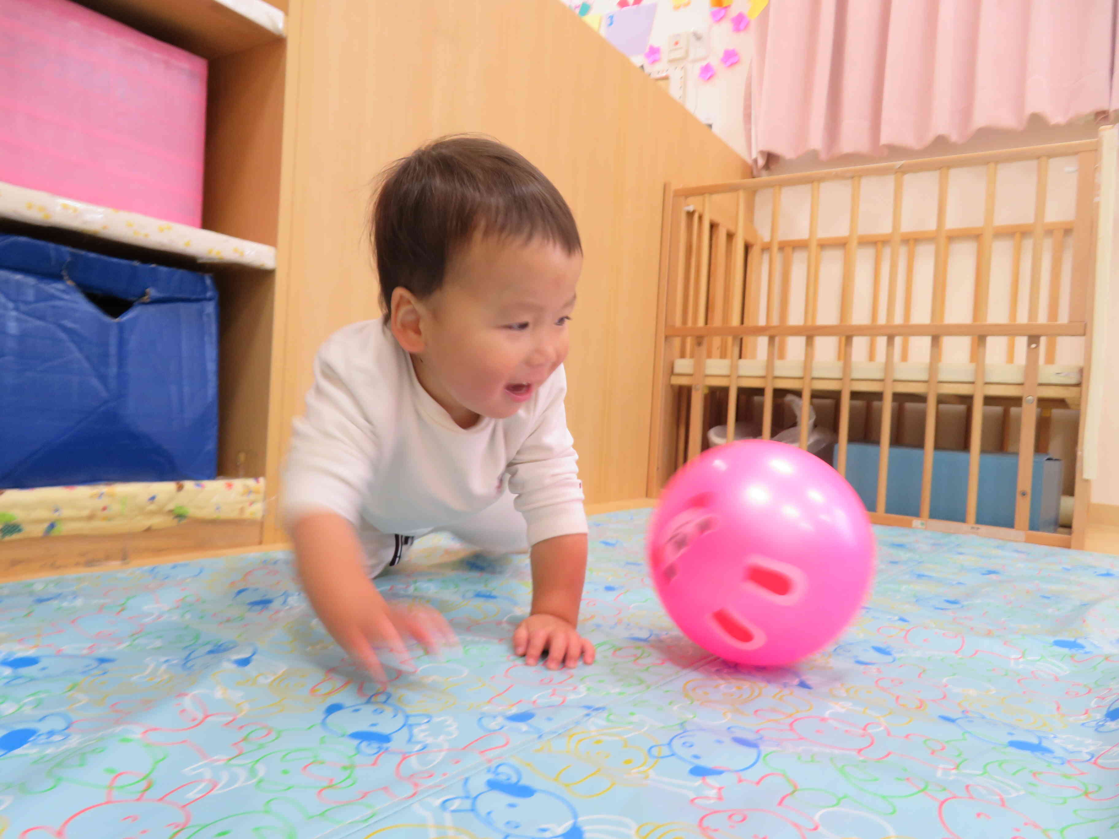 とにかく動けることがうれしい♡ボール遊びが楽しくってしょうがない様子です。笑い声が絶えません。