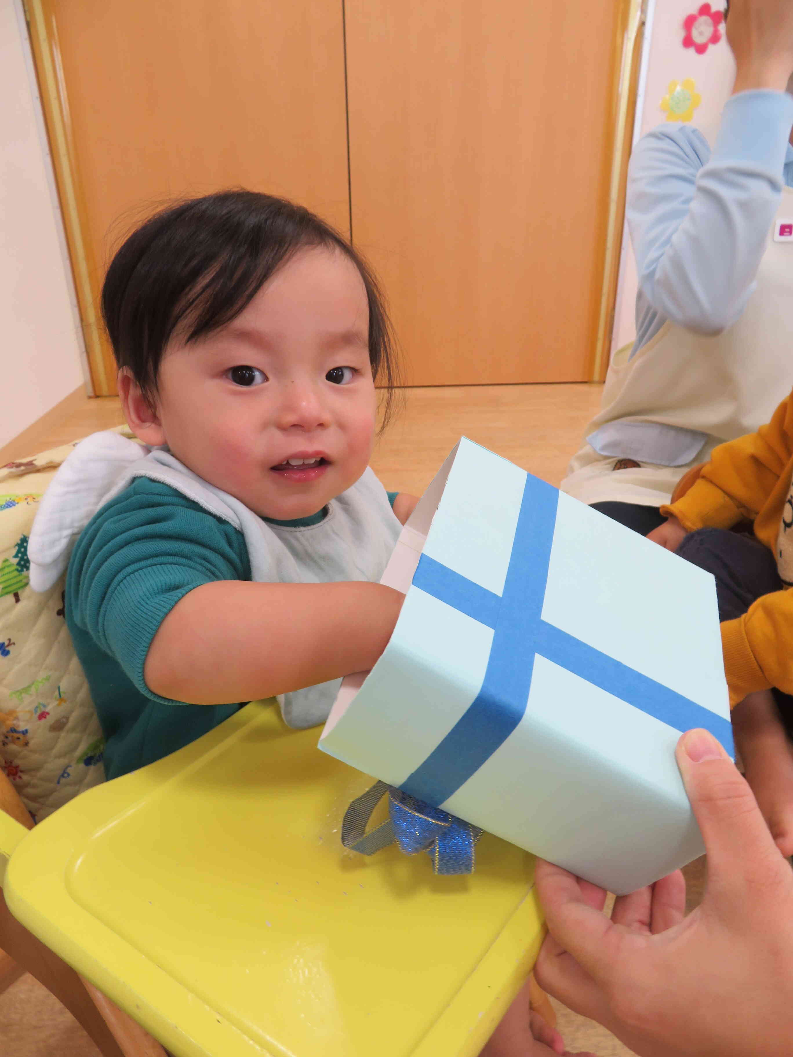 久しぶりの登園でした！クリスマスツリーにオーナメントを飾りつけ♥自分で選んだよ♬