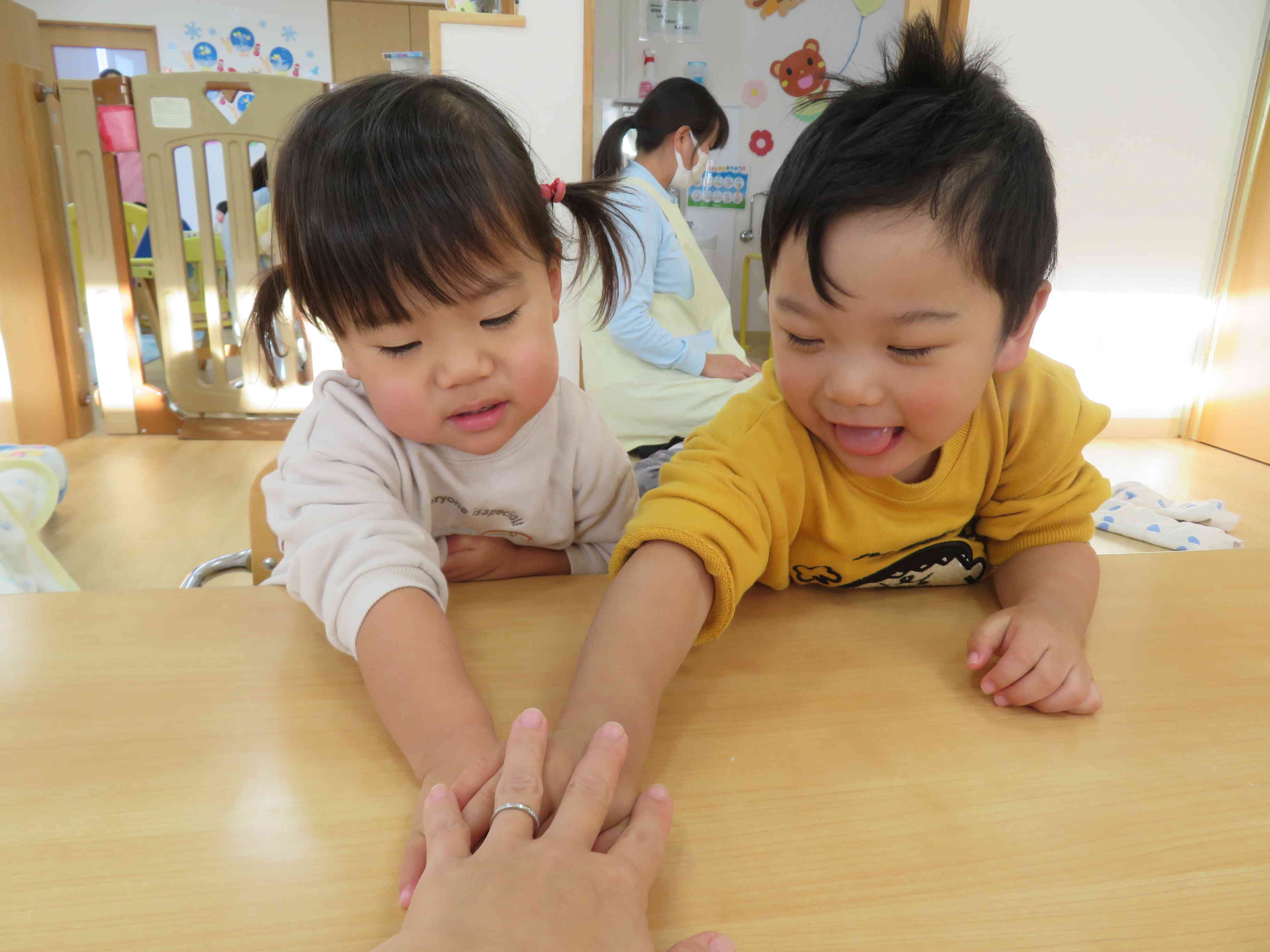 『おててを重ねちゃお！』