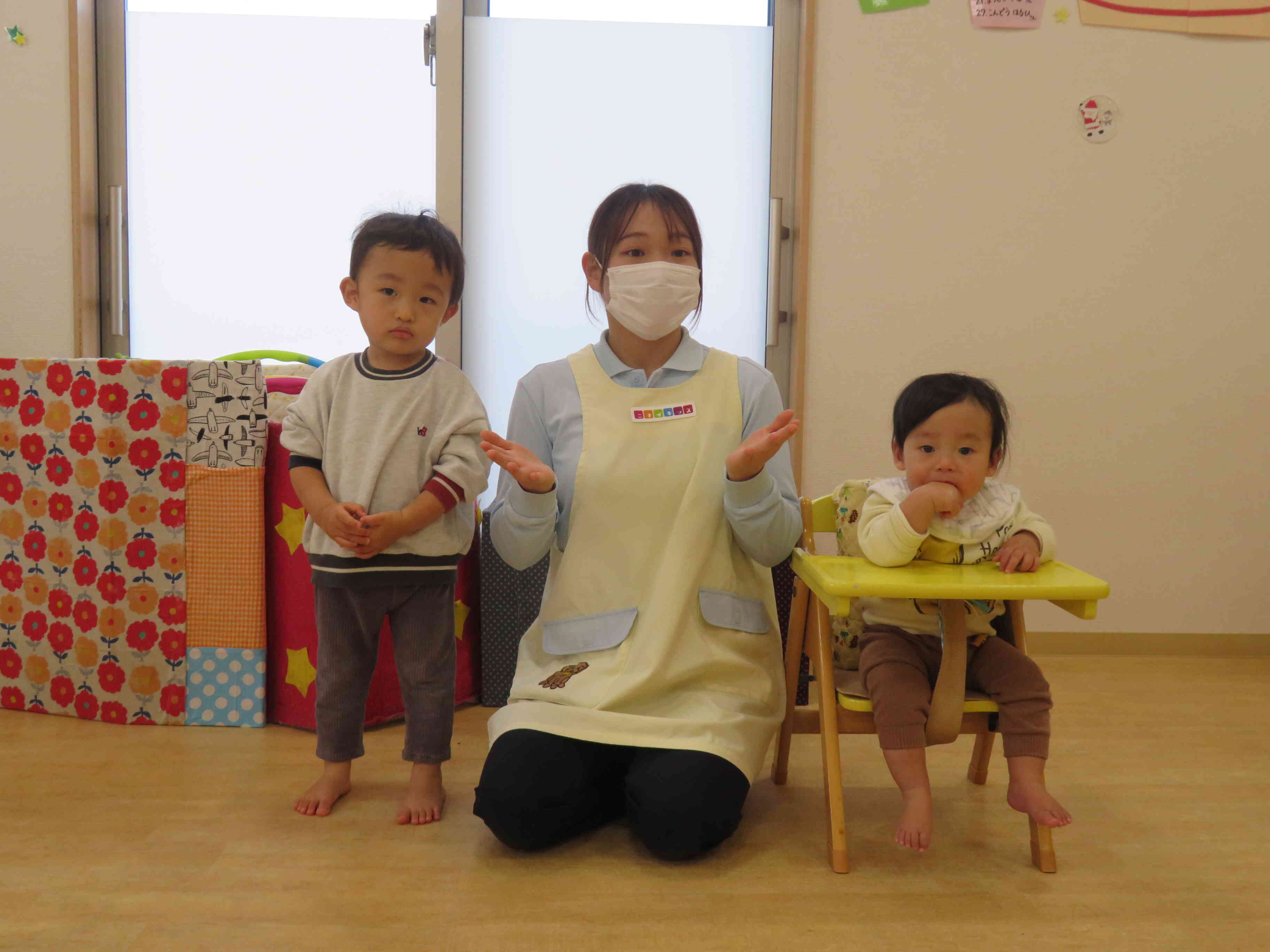 お休みしていた12月生まれのお友だちにお歌のプレゼント♪