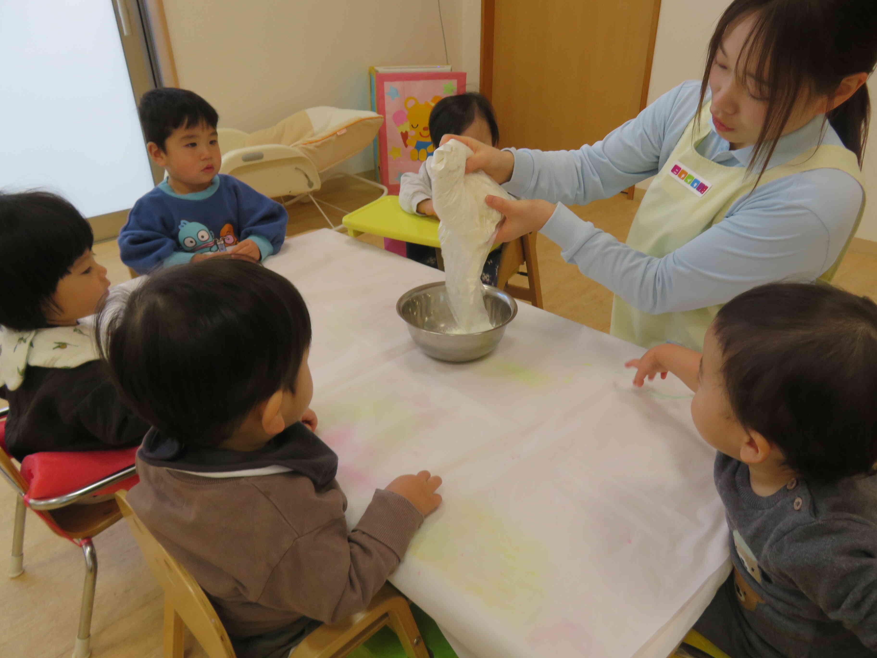 ボウルに小麦粉を入れます…