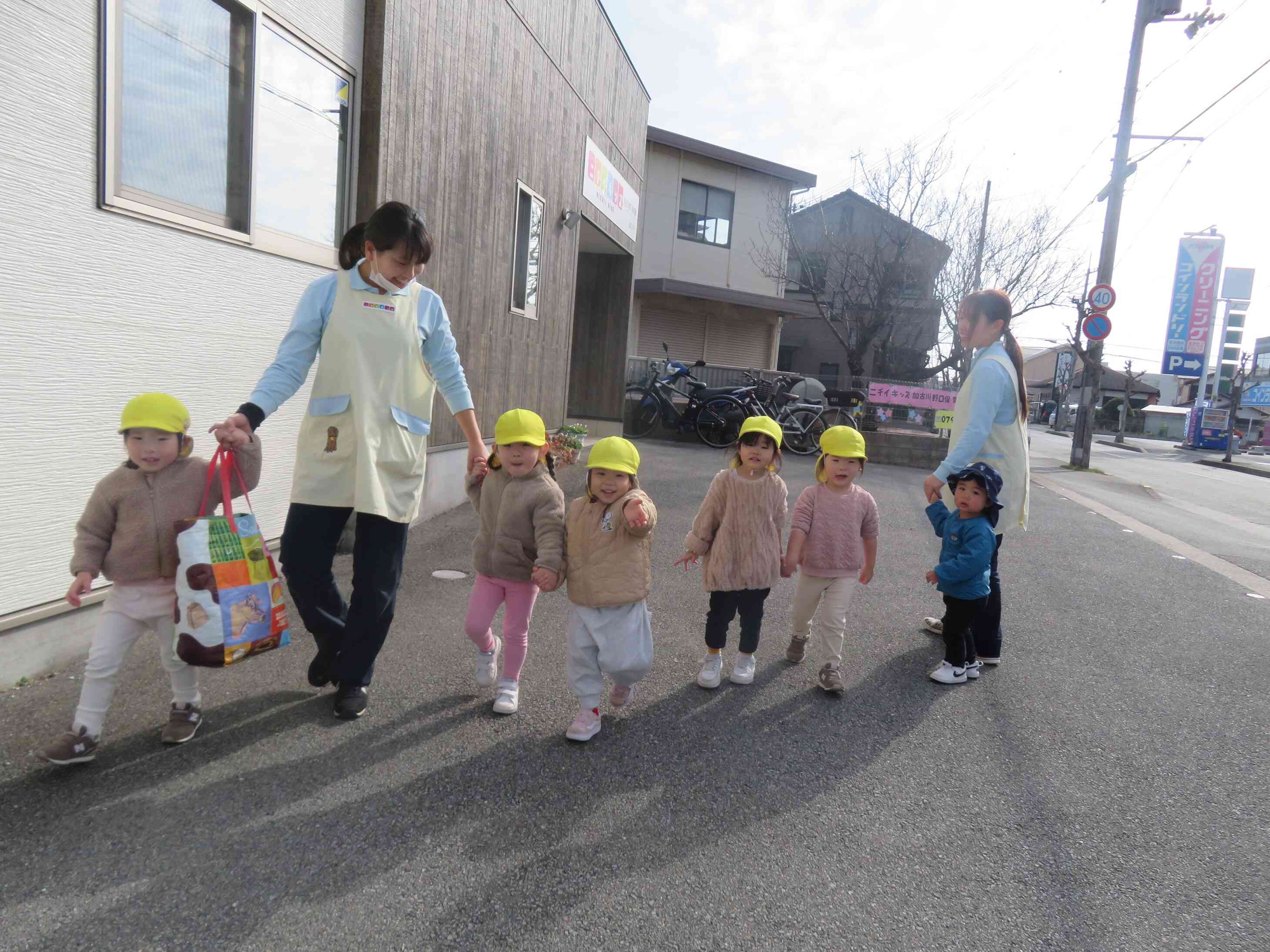 園に到着すると、うさぎ組さんとすれ違いに☆「いってらっしゃーい！」