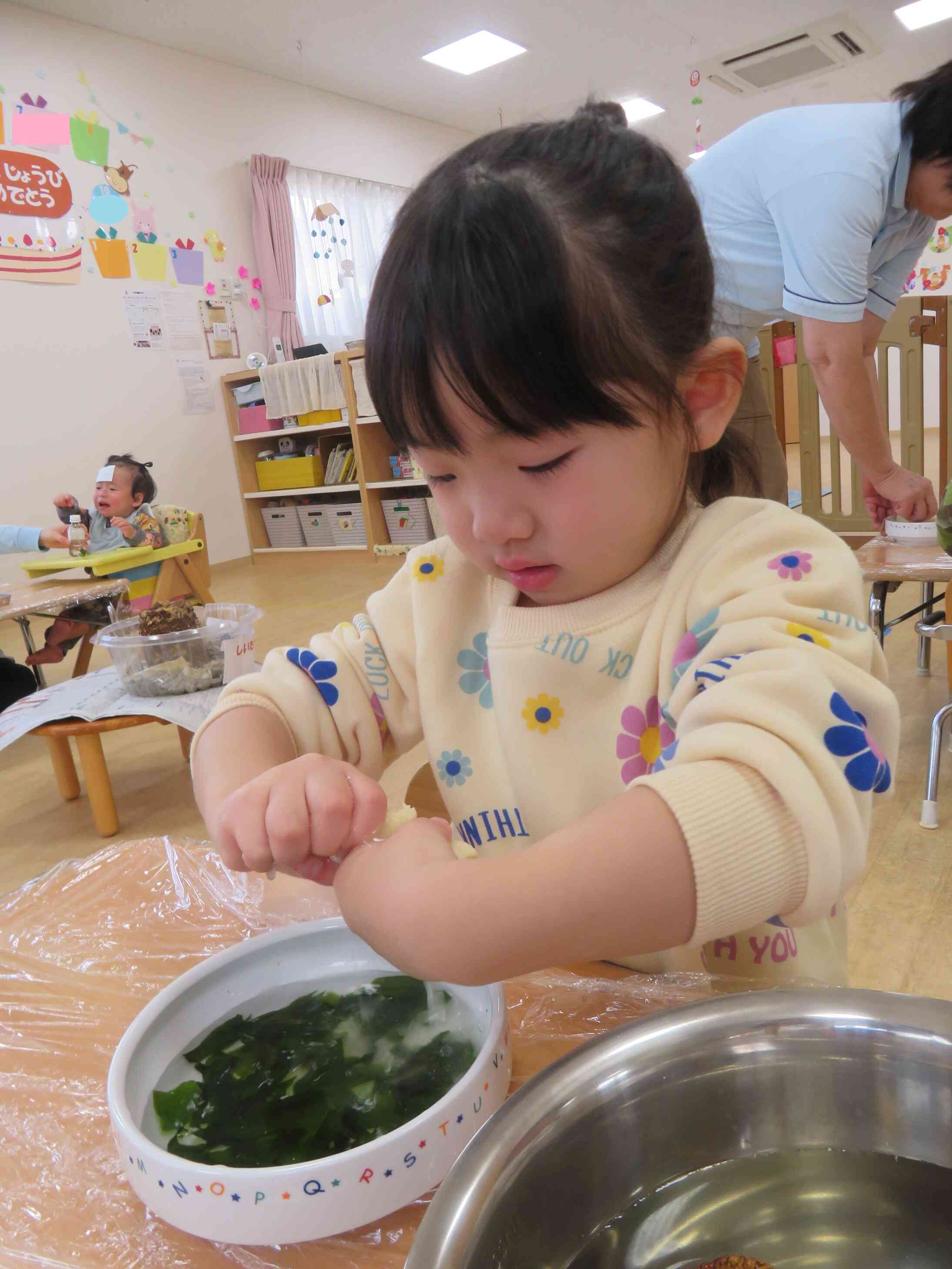 ひらひらワカメを、ギュギュっと絞るよ！！