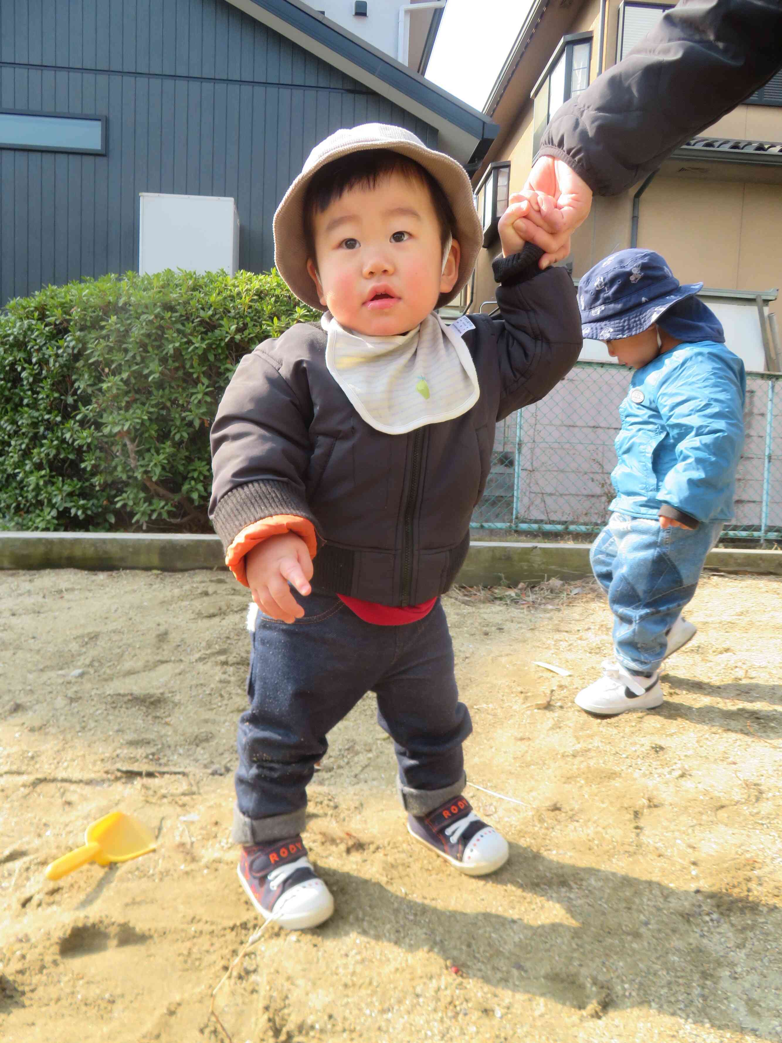 砂場の凸凹だって歩けるよ！