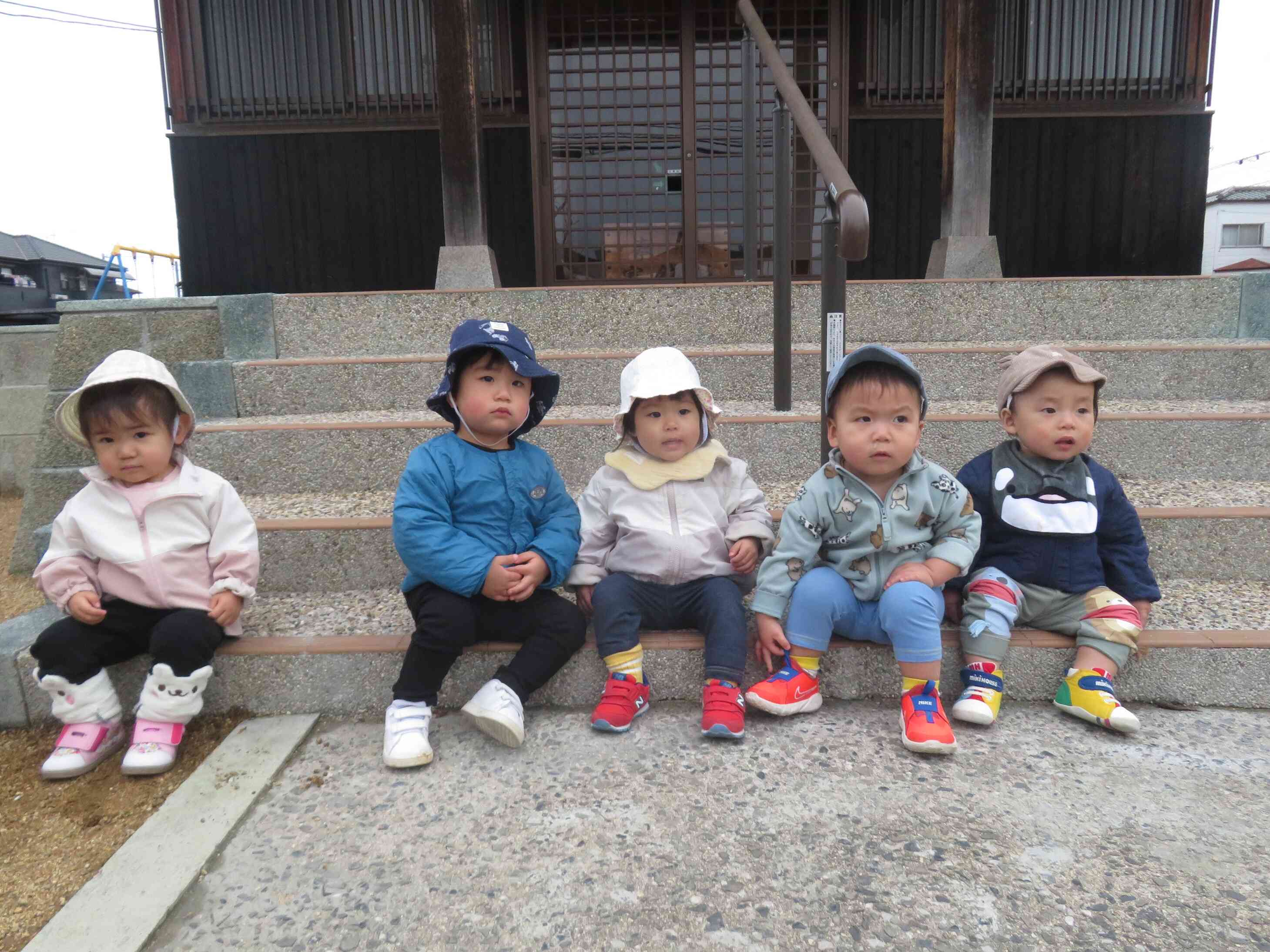 「道にはでないんだね。ふむふむ。」先生とのお約束を真剣な表情で聞いています✨