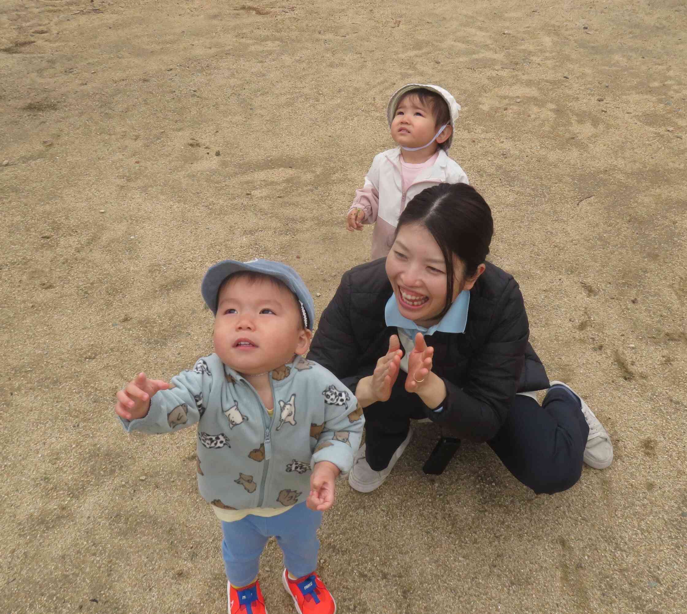 「あ！！」指差しの先を見ることができ、ヘリコプターを発見！「やった！」保育士が一番喜んでいます。