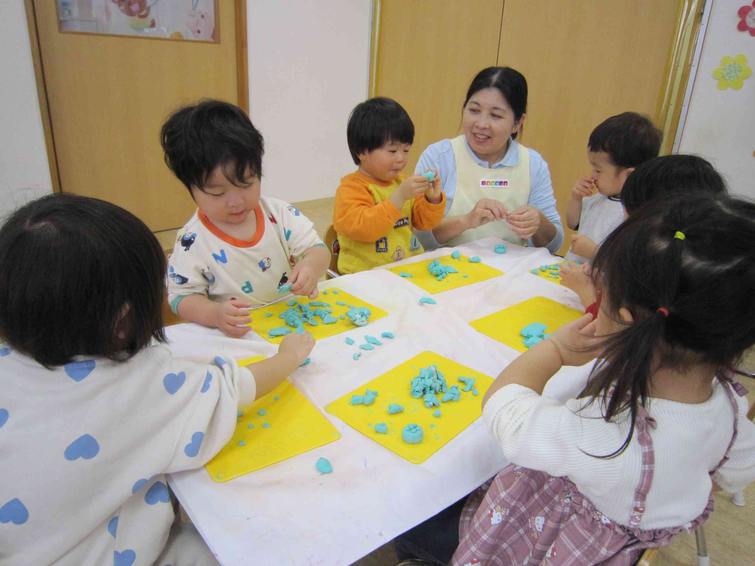 ちぎちぎ…こねこね…