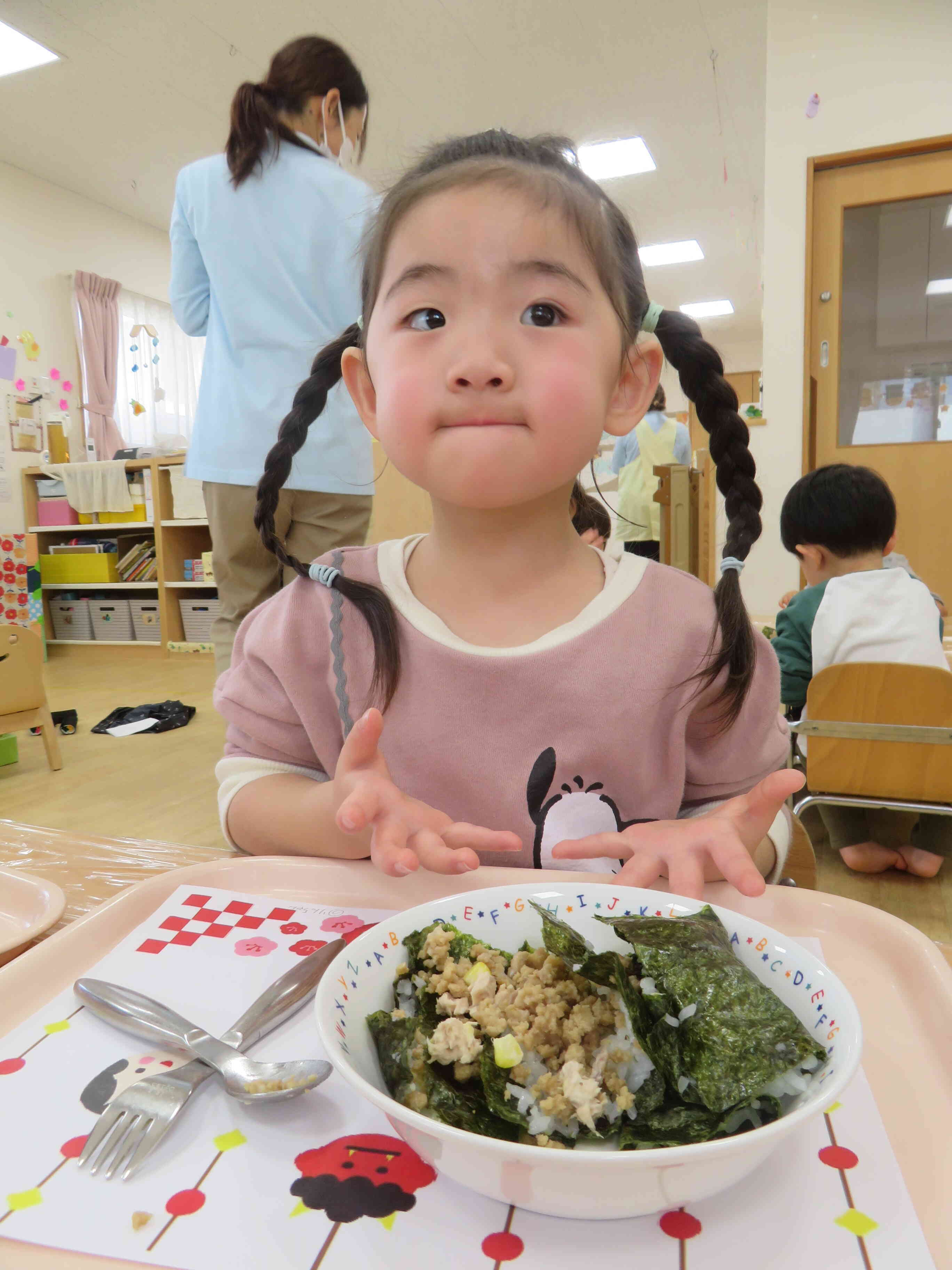 自分で巻いた巻きずし！「どうですか♪」とっても満足気な表情です。全部完食できました！