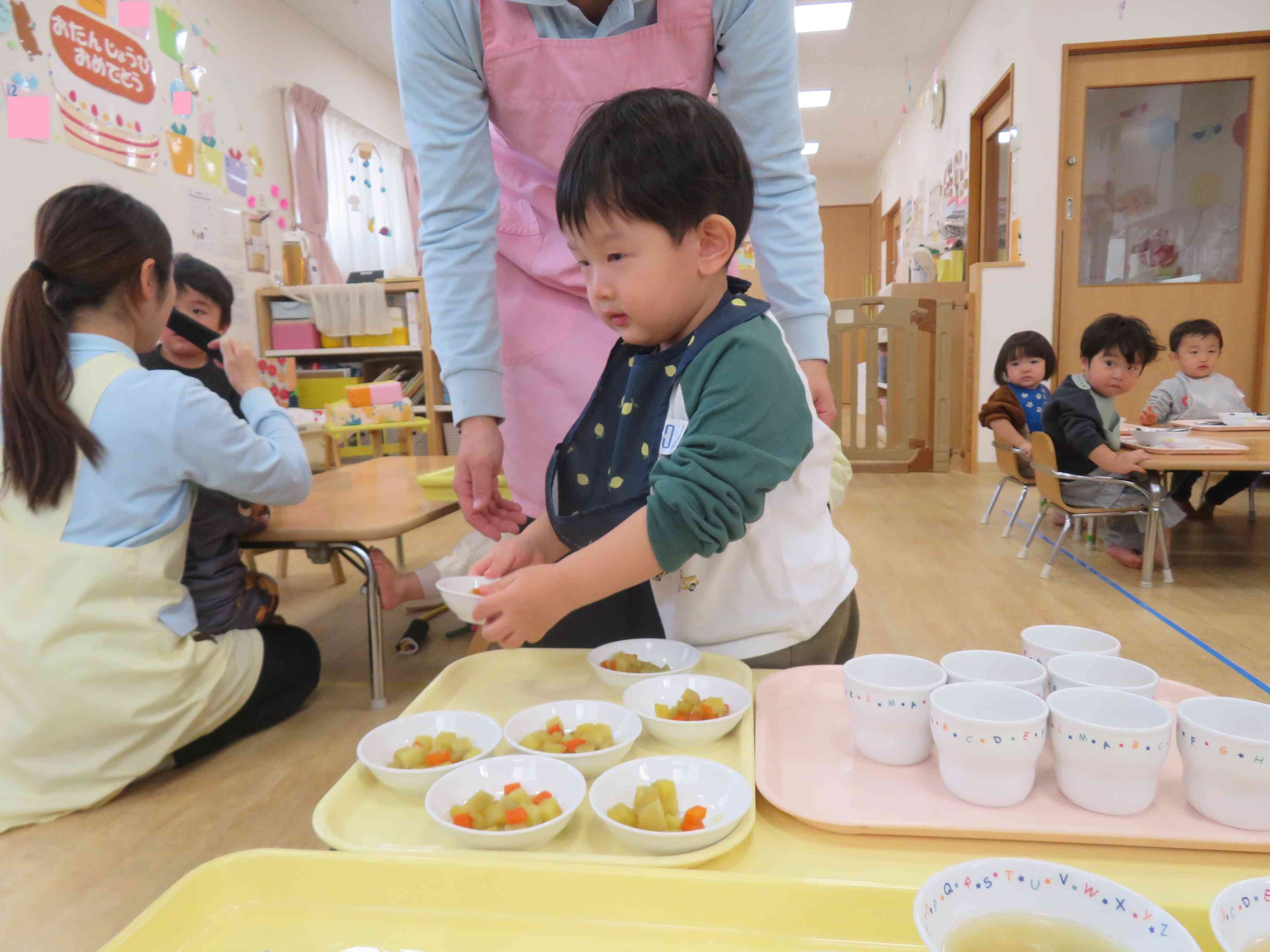 給食時は、初めて自分たちで配膳をしてみたよ。慎重にね。