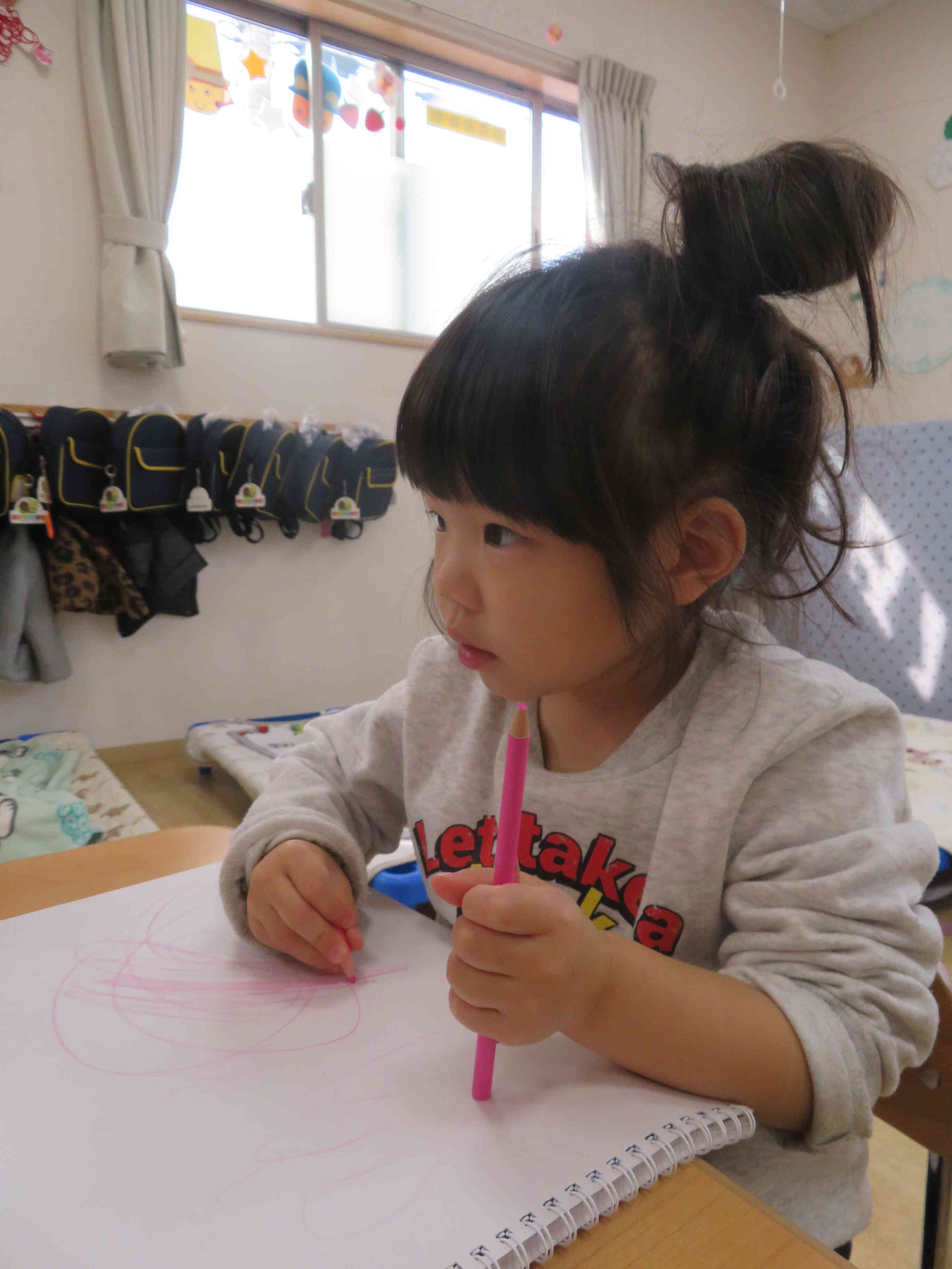 ピンクの色鉛筆の二刀流書き♪