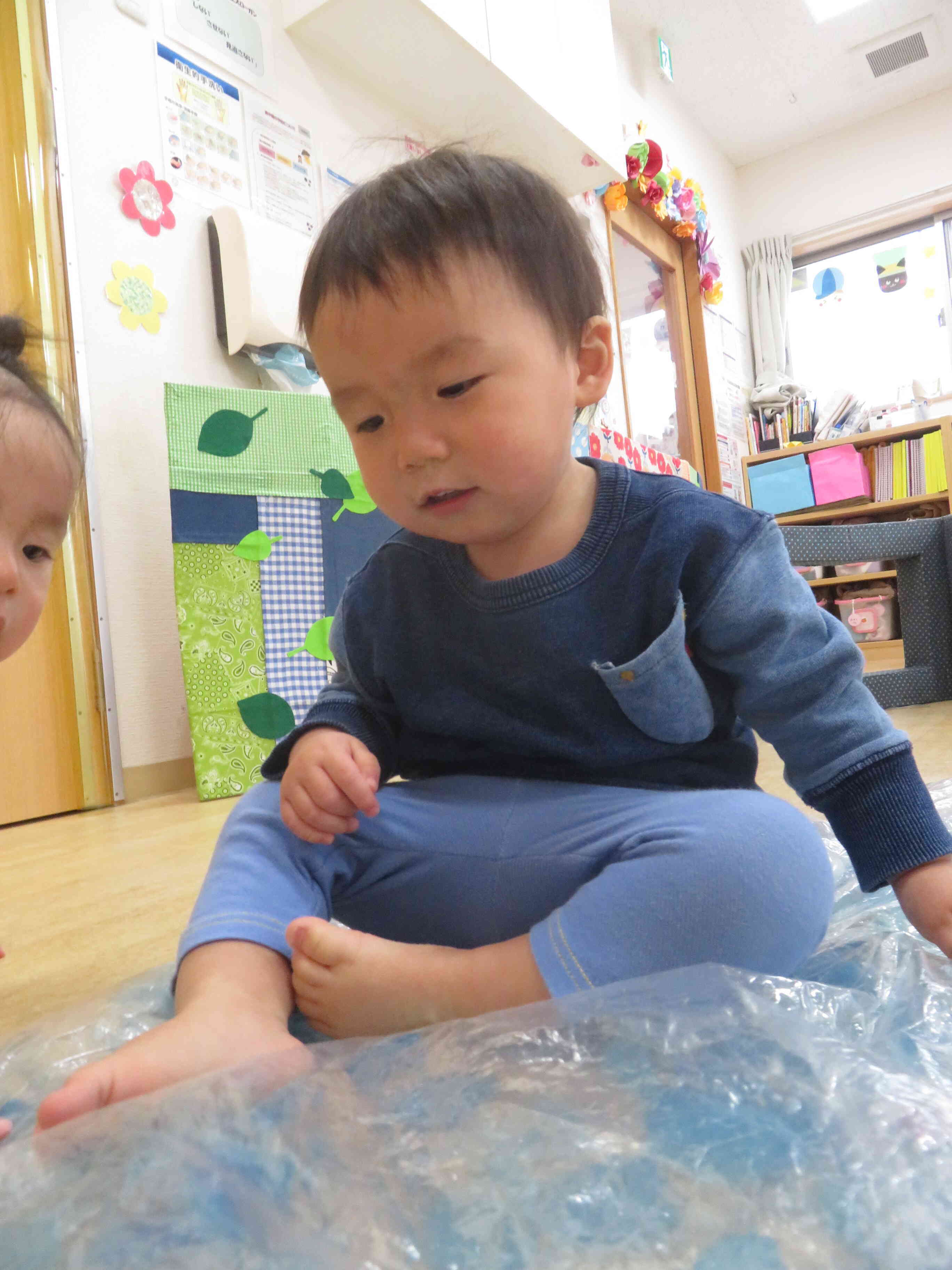 センサリーマットの中身が気になっちゃって★おともだちと一緒に感触を楽しんでみよう！