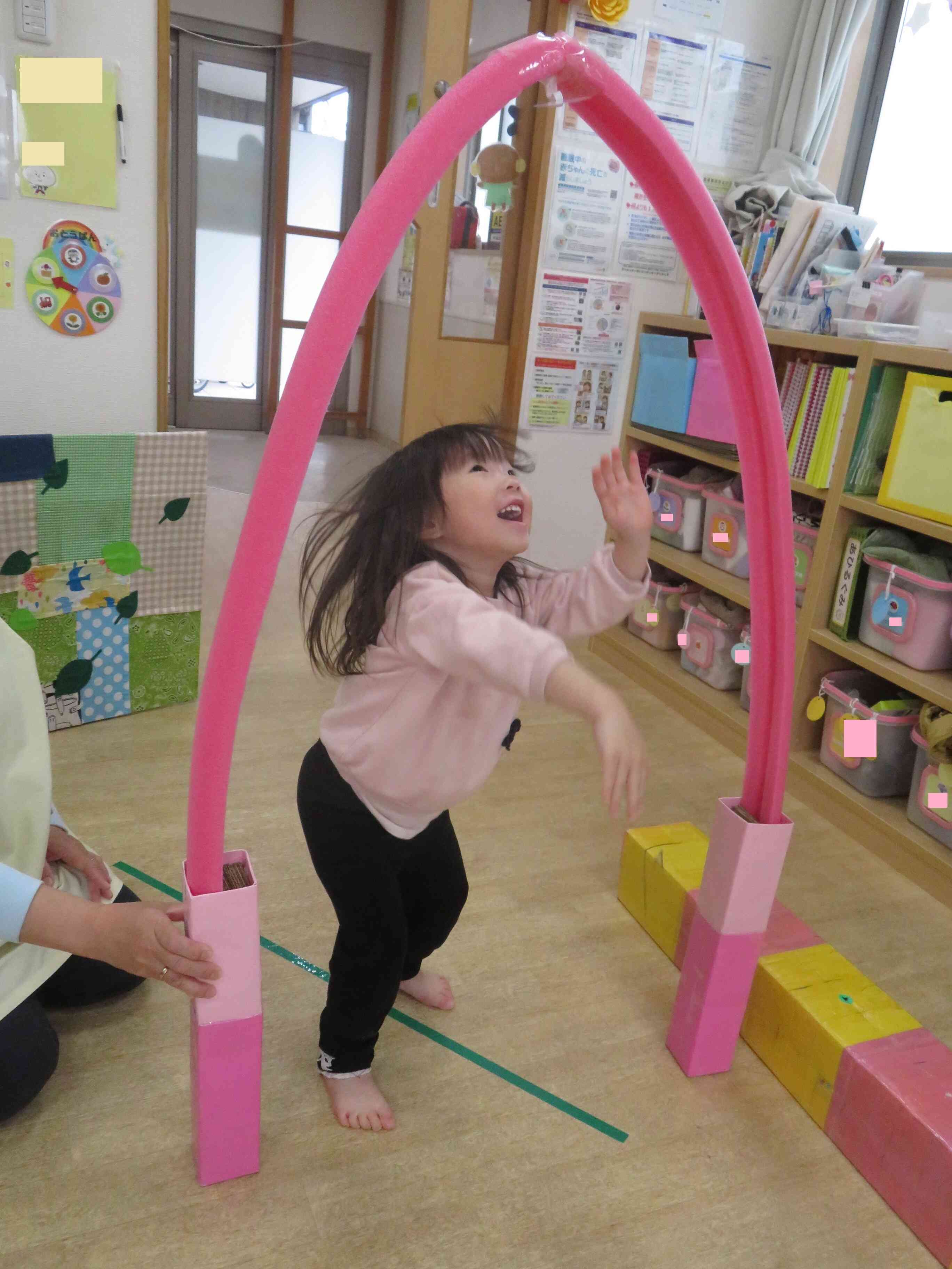 「えいっ！」ジャンプして届くかな。的をめがけて「それっ！」もう一度！