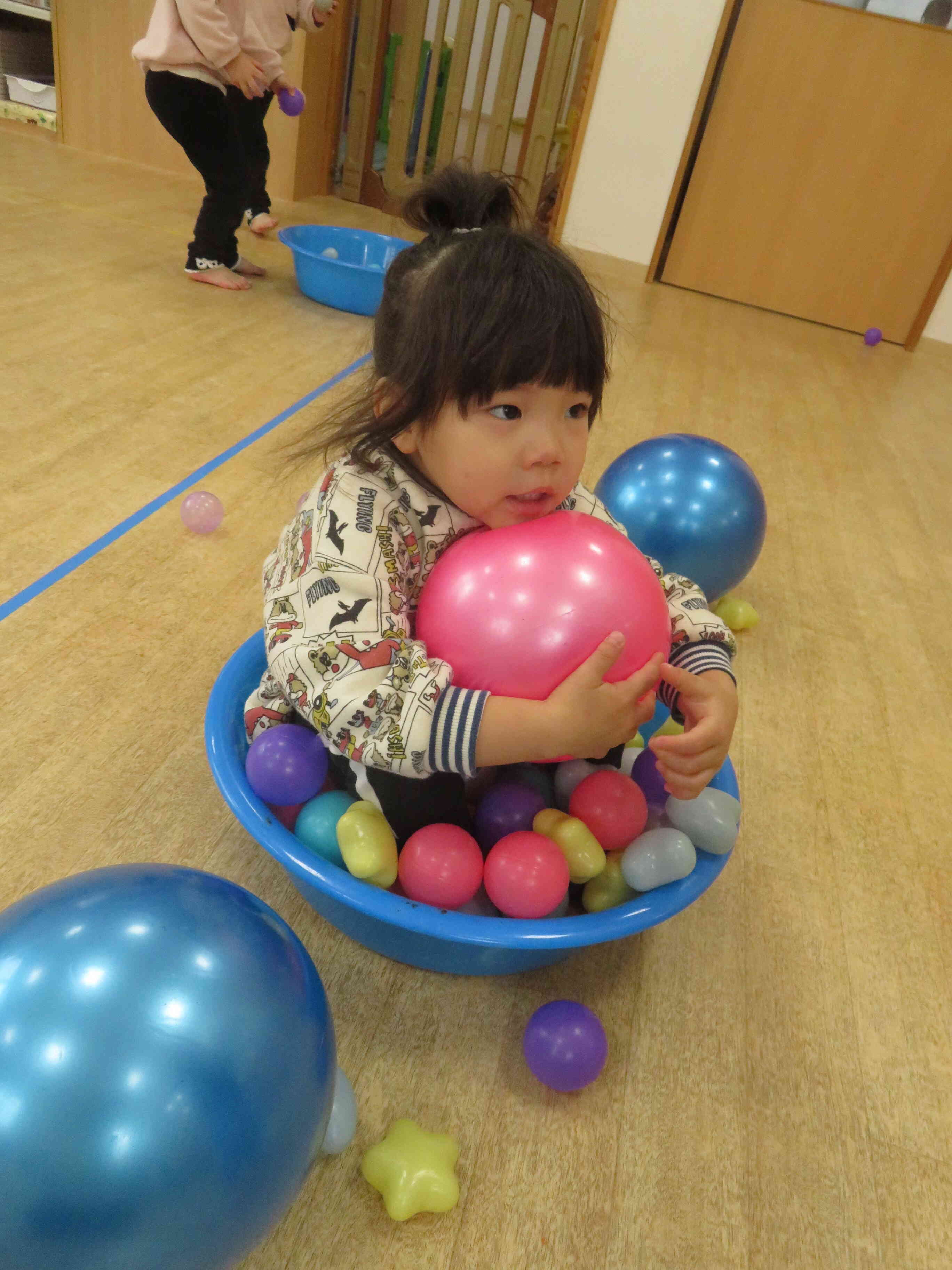 ガシッ！ボールに埋もれながらボールのお風呂を堪能中★