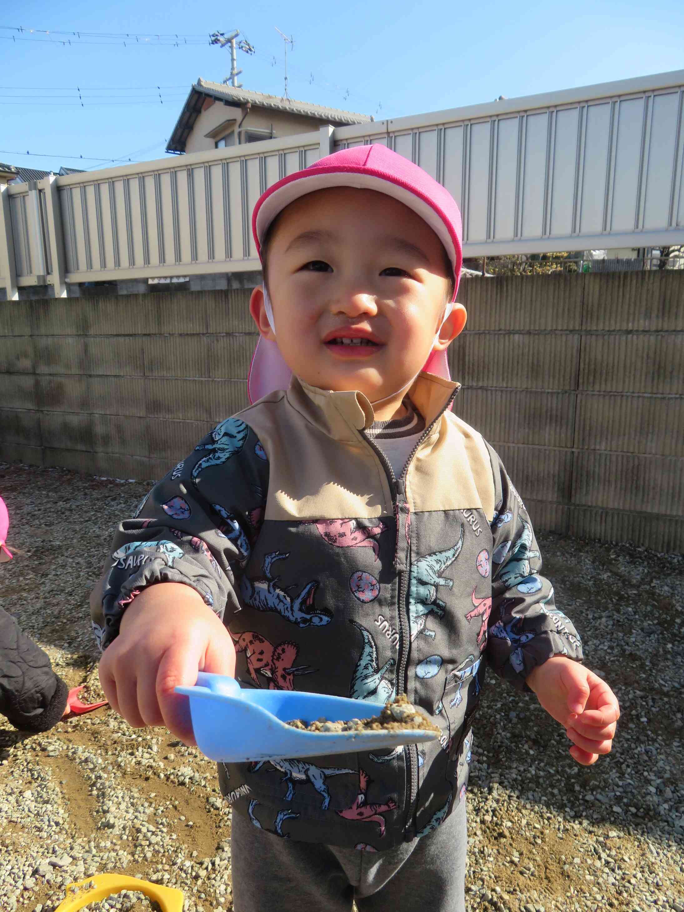 戸外では、寒さなんか吹き飛ばしておままごと遊び★先生にどうぞ。