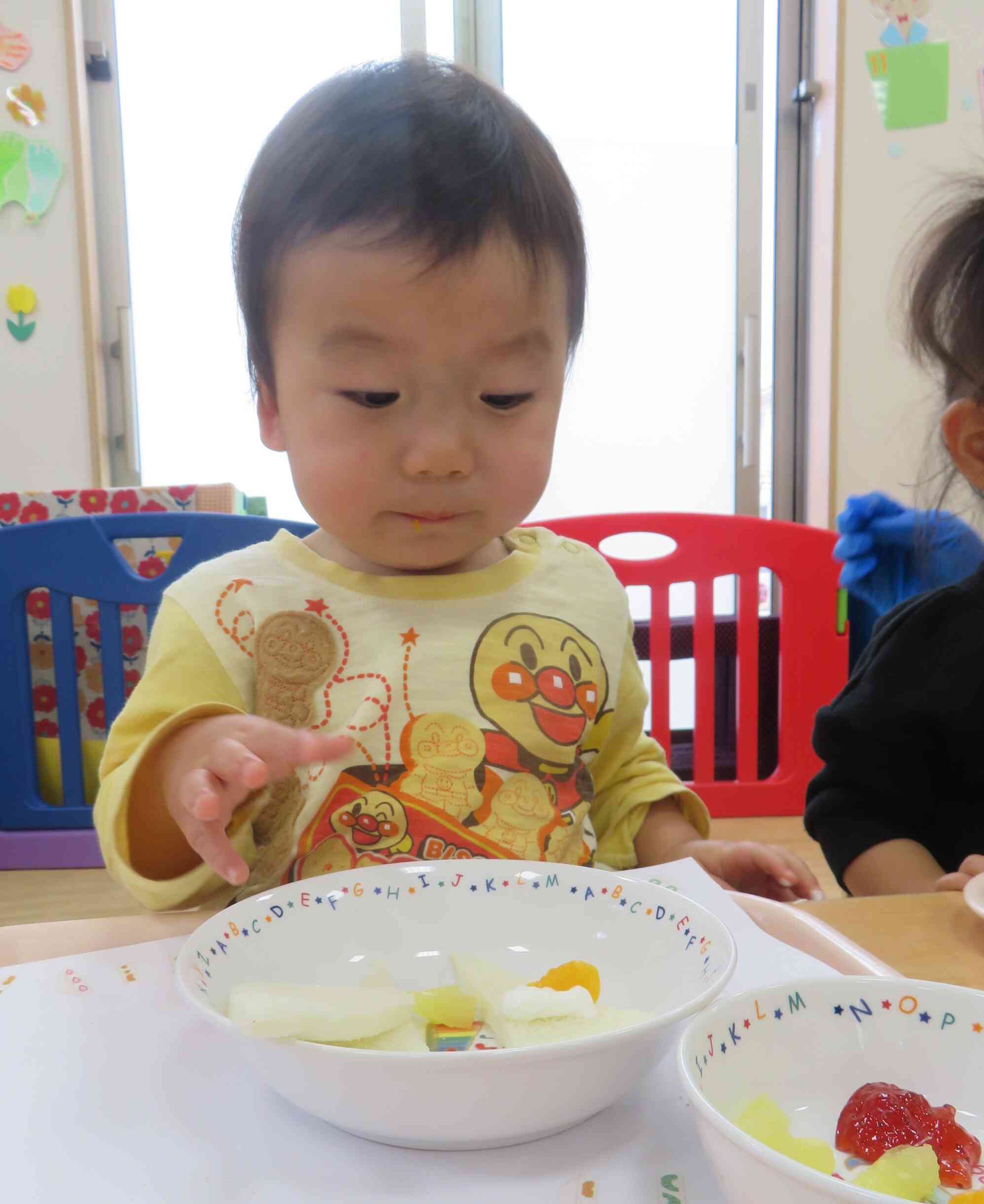 ムムッ！大好きなフルーツにクリームだ…♡