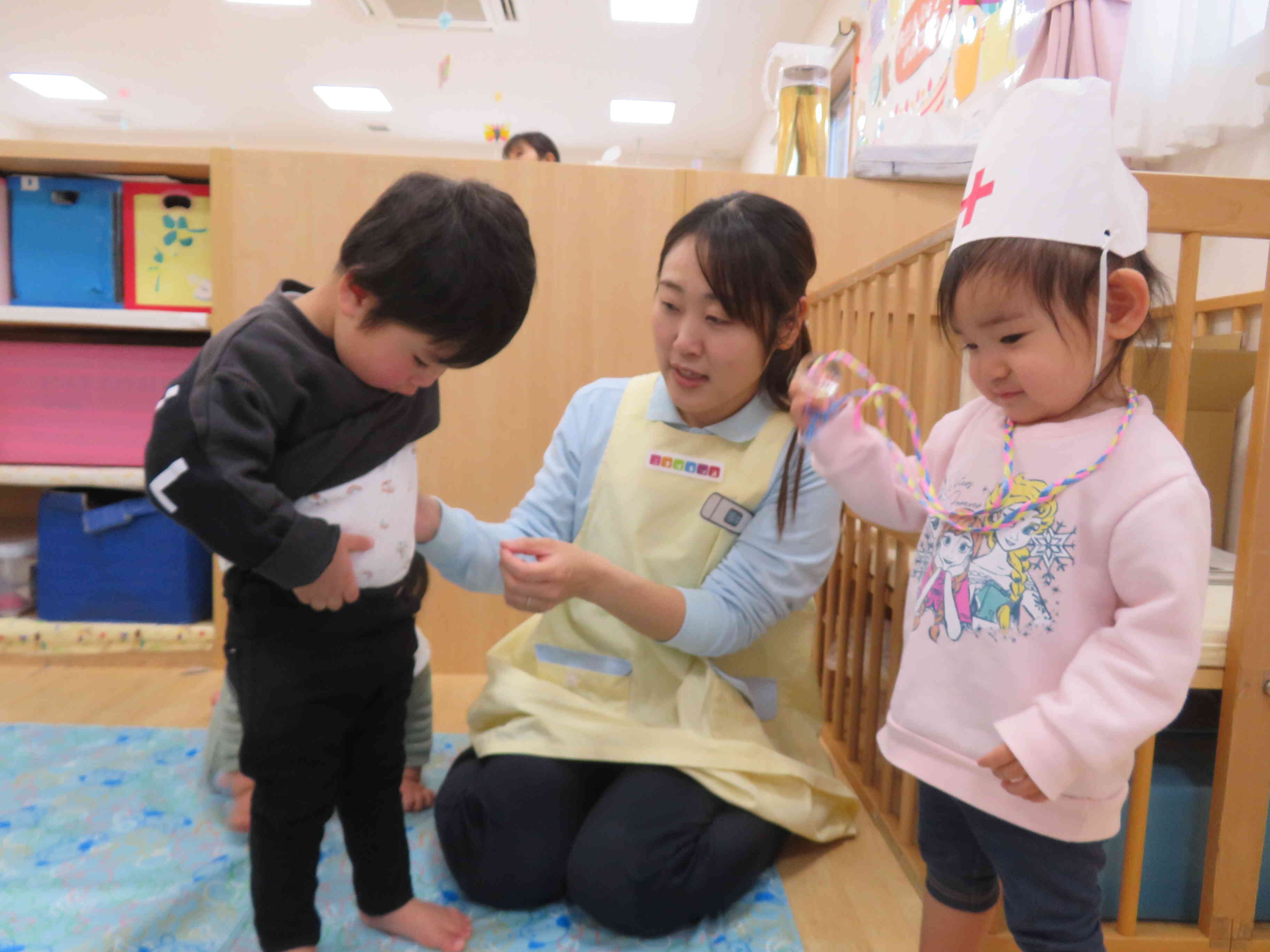 「次の方どうぞ～」「え～っと、おなかが…」