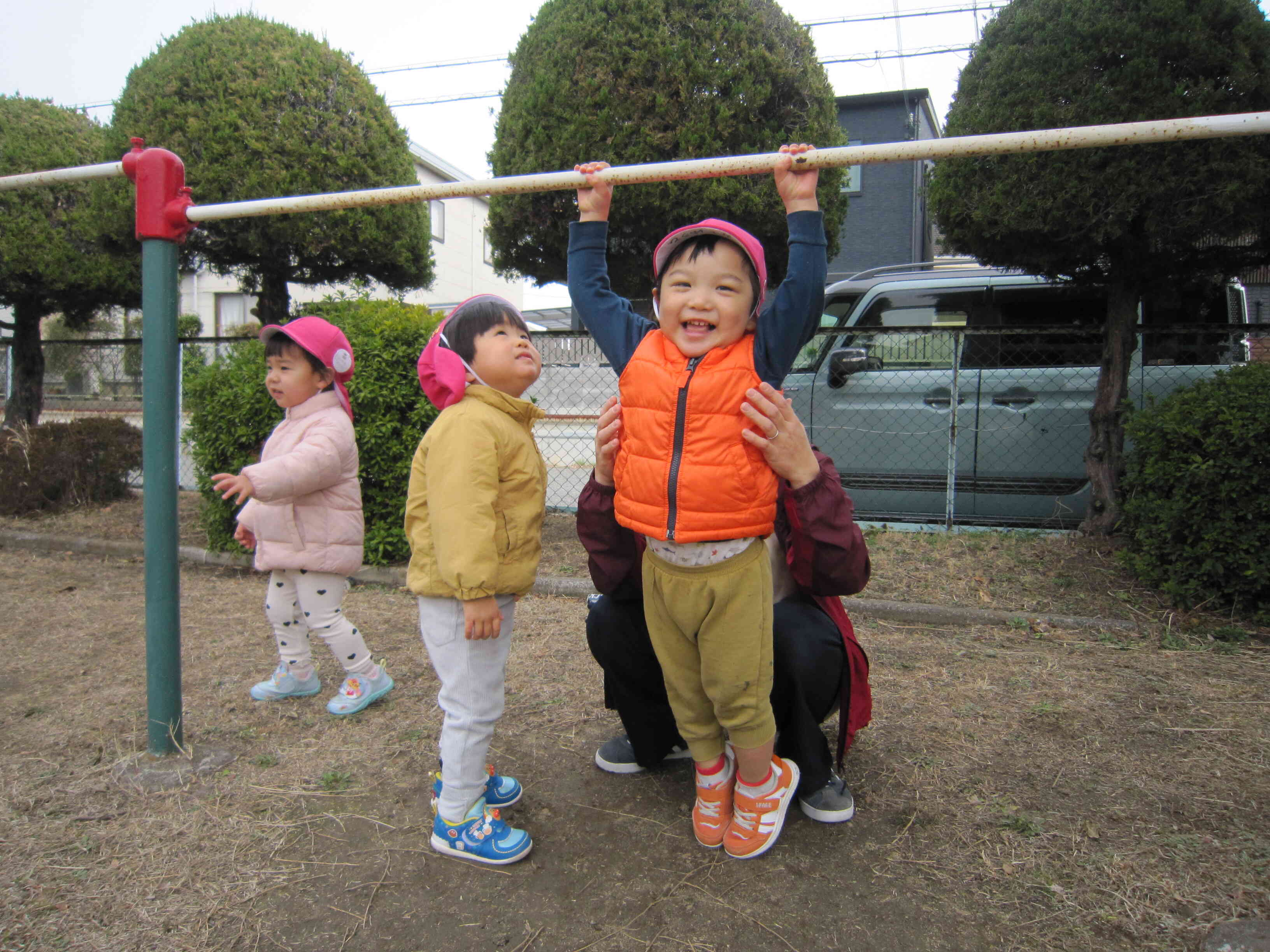 背が高くなったね。鉄棒にも余裕に届くようになって！ビックリです。ぶら下がって遊んでみたよ☆