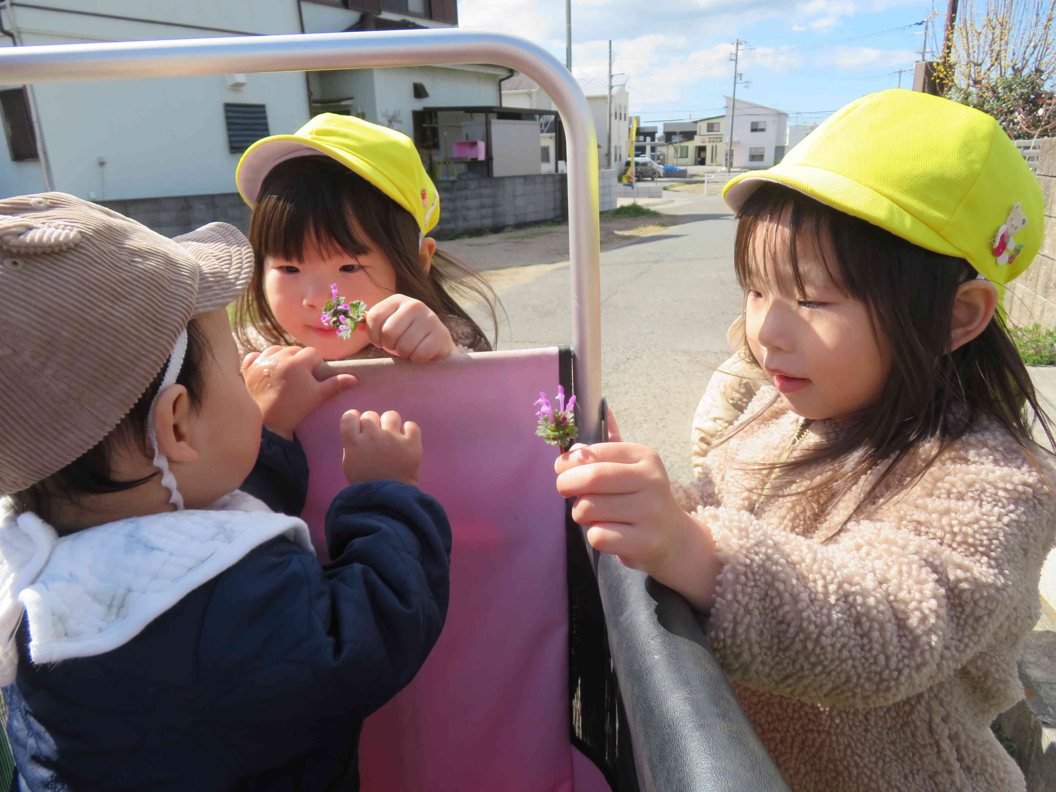 みんなとってもやさしいね。気にかけてくれるお姉ちゃんたちです。