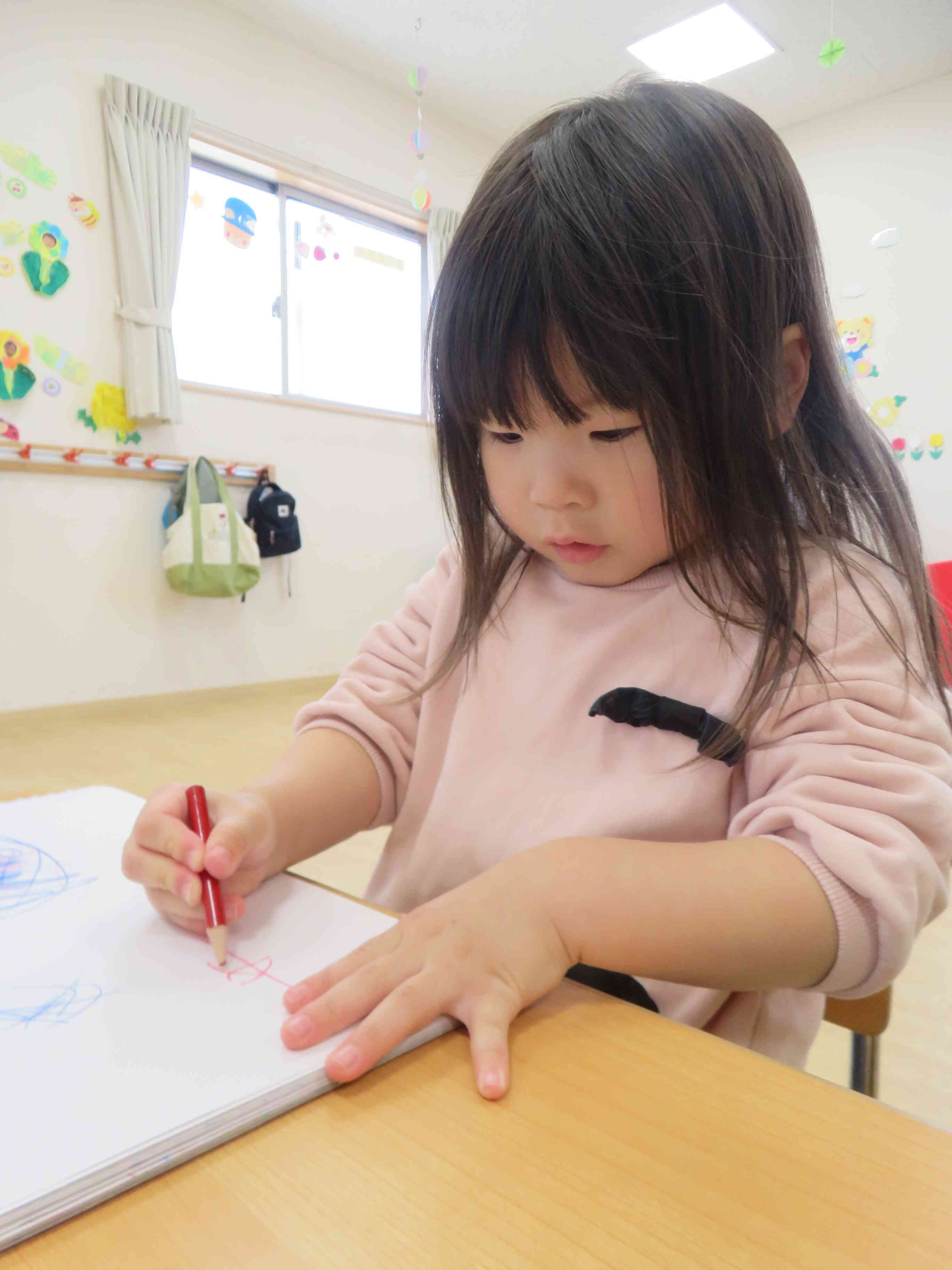 散歩から帰ってからは、大好きなお絵描きタイム。色鉛筆の持ち方が上手になったね。